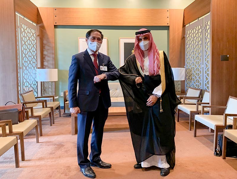 Bộ trưởng Ngoại giao Bùi Thanh Sơn gặp Bộ trưởng Ngoại giao Saudi Arabia.