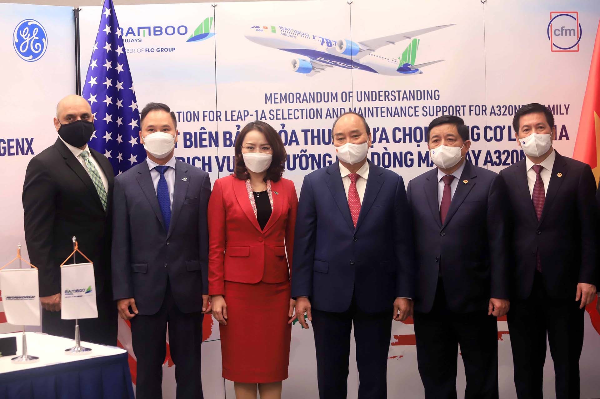 Chủ tịch nước Nguyễn Xuân Phúc chứng kiến Lễ ký văn kiện hợp tác giữa Bamboo Airways và các đối tác GE, CFM International, AviaWorld LCC. (Nguồn: TTXVN)