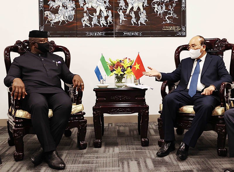 Chủ tịch nước Nguyễn Xuân Phúc gặp Tổng thống Sierra Leone Julius Maada Bio. (Nguồn: TTXVN)
