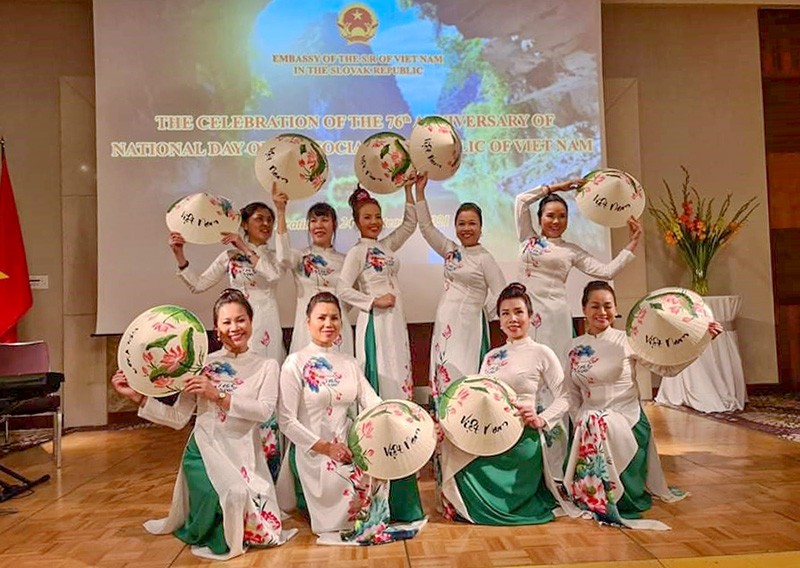 Bạn bè quốc tế cũng có cơ hội tìm hiểu thêm về văn hóa Việt Nam thông qua chương trình biểu diễn những tiết mục văn nghệ đặc sắc văn hóa dân tộc và những món ăn ẩm thực của Việt Nam.