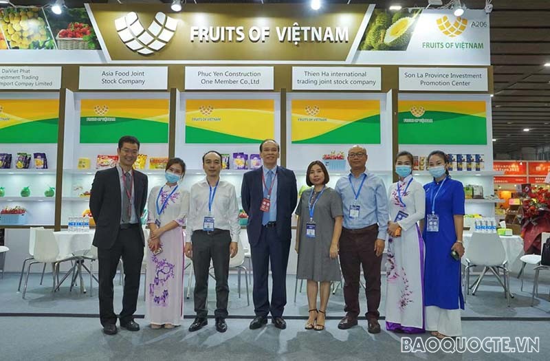 Tổng Lãnh sự Vũ Việt Anh thăm gian hàng Việt Nam tại Hội chợ trái cây quốc tế Quảng Châu 2021.