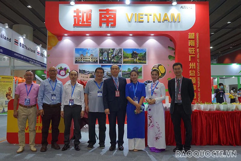 Tổng Lãnh sự Vũ Việt Anh thăm gian hàng Việt Nam tại Hội chợ trái cây quốc tế Quảng Châu 2021.