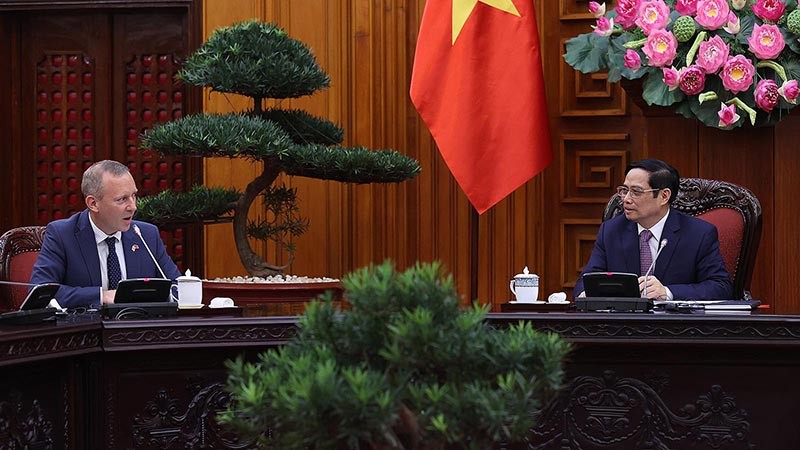 Thủ tướng Phạm Minh Chính tiếp Đại sứ Liên hiệp Vương quốc Anh và Bắc Ireland tại Việt Nam Gareth Ward.