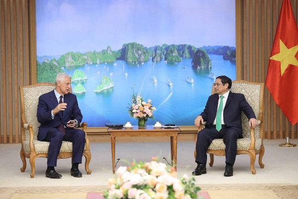 Vietnam promises to facilitate Standard Chartered’s operations: PM