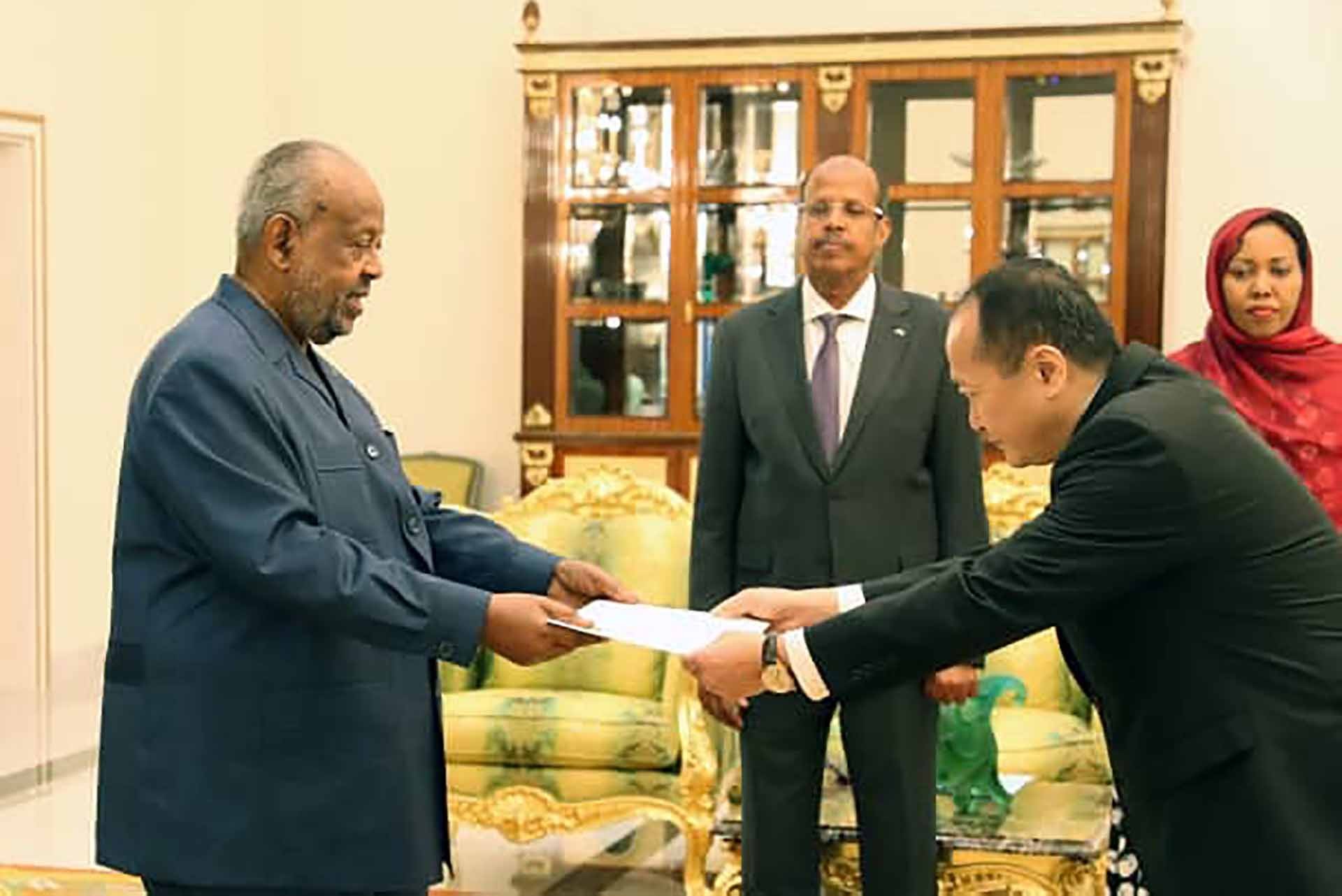 Đại sứ Nguyễn Huy Dũng trình Thư ủy nhiệm lên Tổng thống Djibouti Ismail Omar Guelleh.