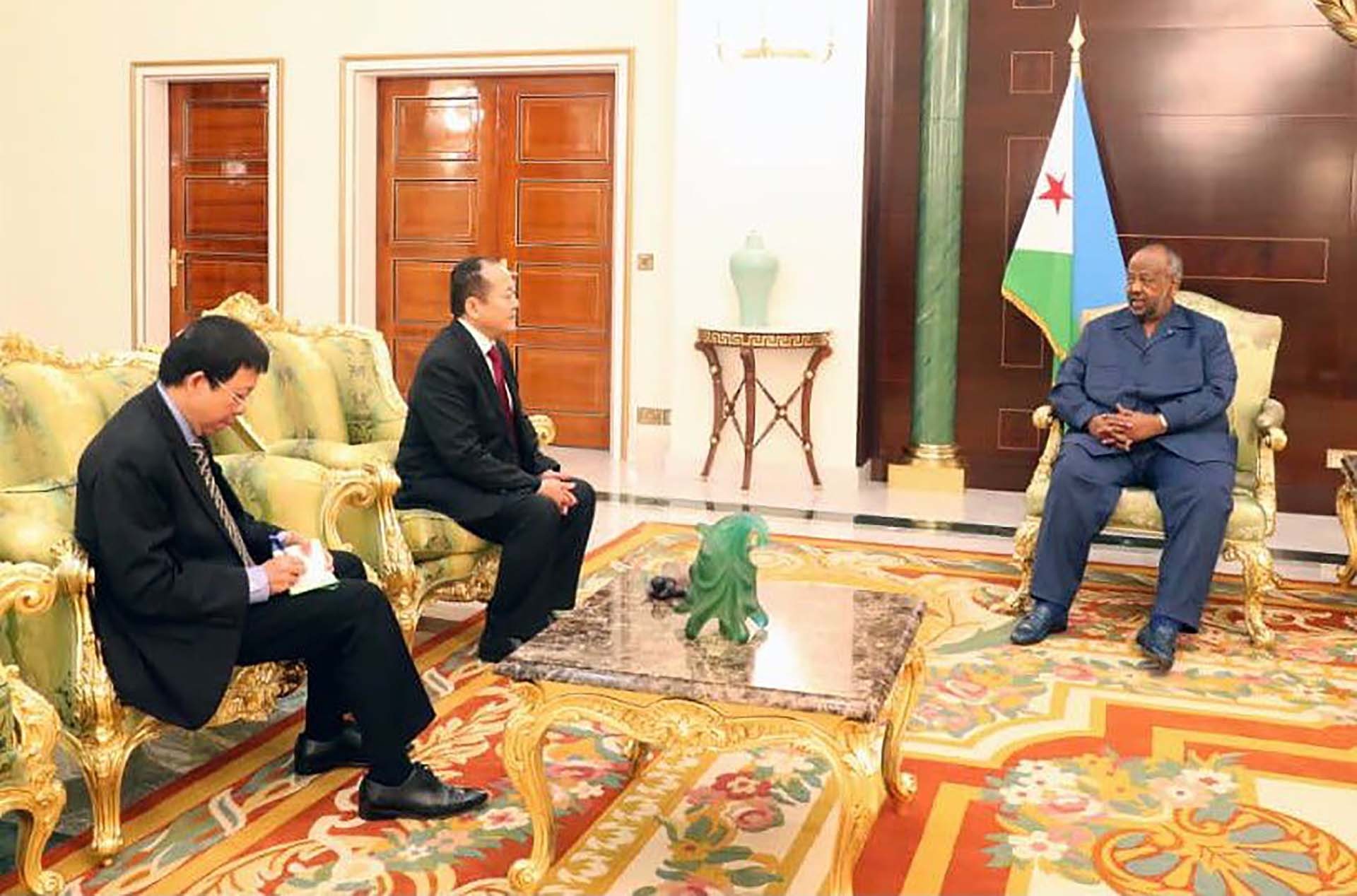 Tổng thống Djibouti Ismail Omar Guelleh tiếp Đại sứ Nguyễn Huy Dũng.