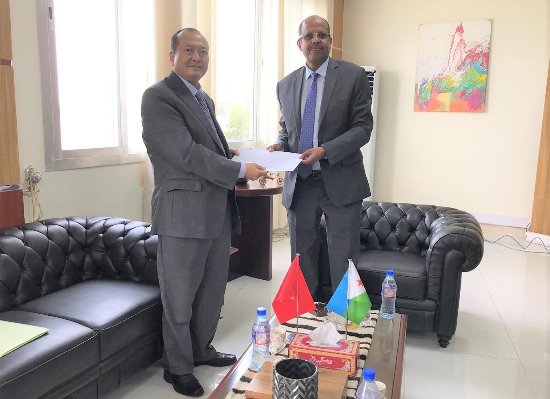 Đại sứ Nguyễn Huy Dũng trình bản sao Thư ủy nhiệm lên Bộ trưởng Bộ Ngoại giao và Hợp tác Quốc tế Mahmoud Ali Youssouf.