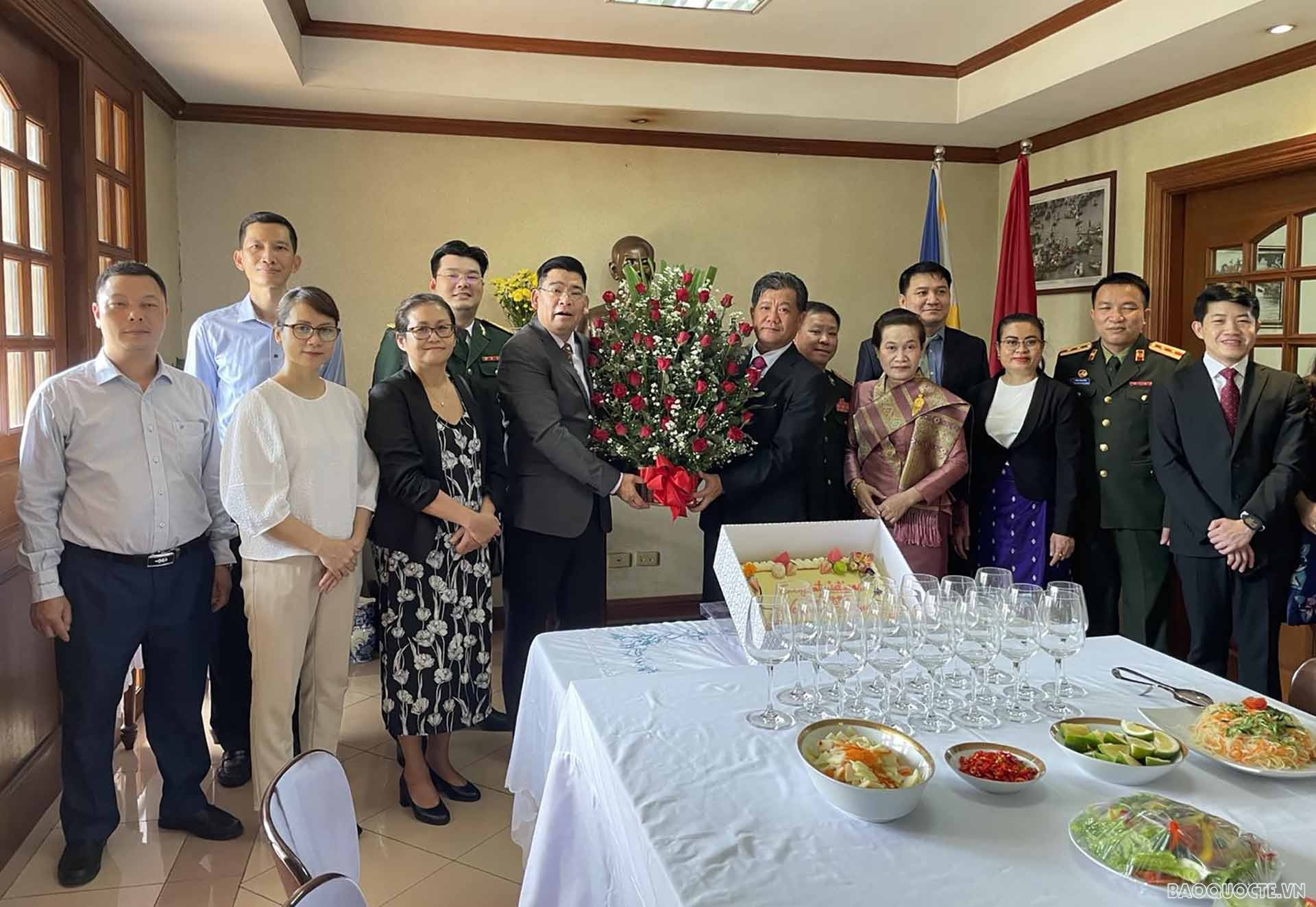 Đại sứ quán Việt Nam tiếp đón thân mật đoàn Đại sứ quán Lào sang chúc mừng Quốc khánh.