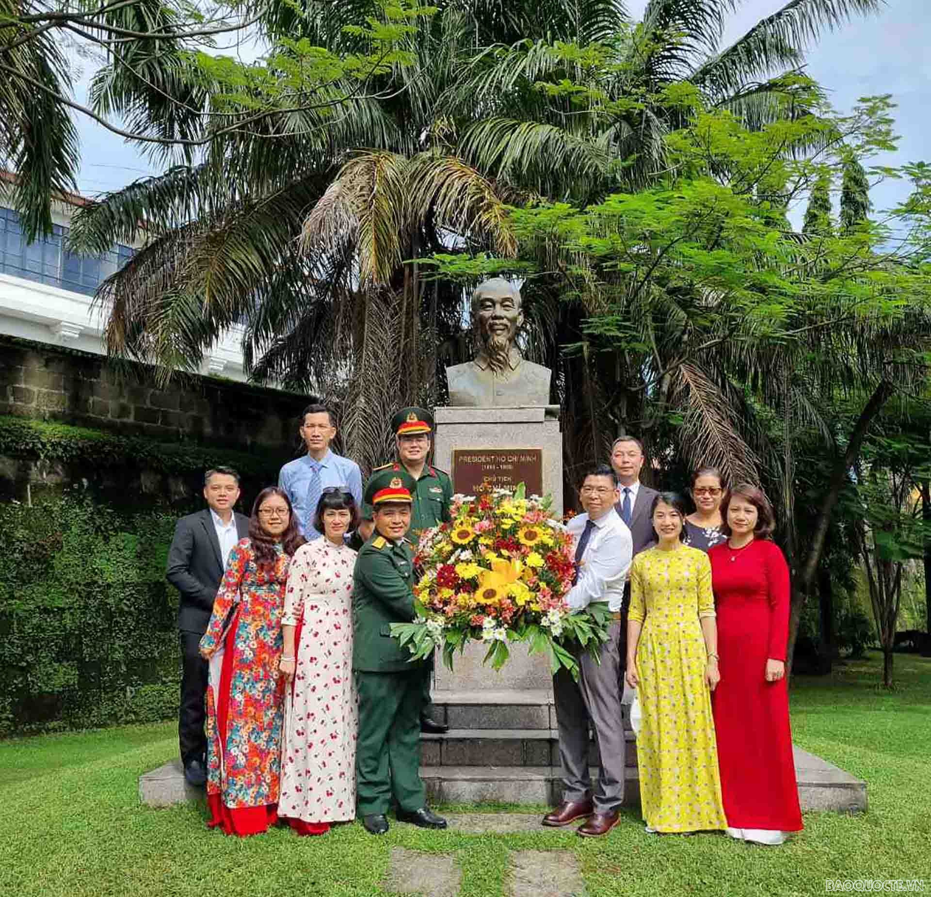 Đoàn cán bộ Đại sứ quán dâng hoa lên tượng đài Bác Hồ.