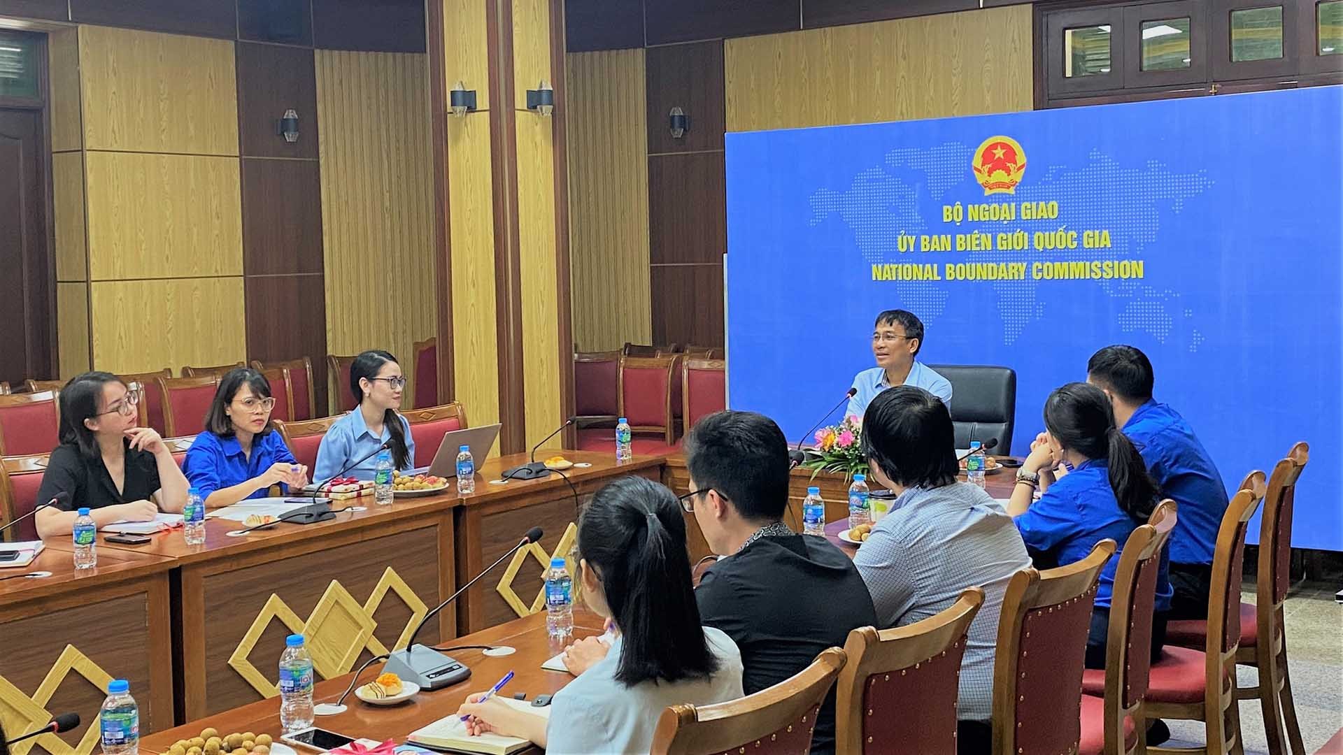 Thứ trưởng Thường trực Nguyễn Minh Vũ giao lưu cùng thanh niên Ủy ban Biên giới quốc gia