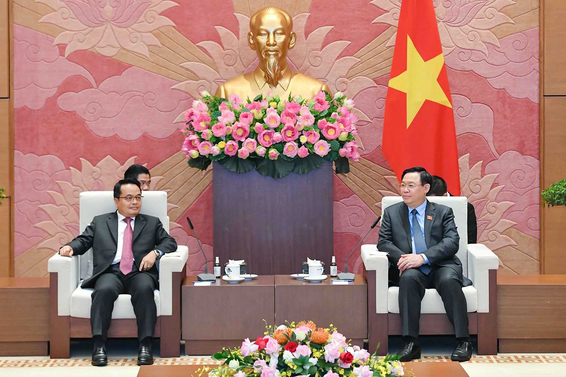 Chủ tịch Quốc hội Vương Đình Huệ tiếp Chủ tịch Kiểm toán Nhà nước Lào Viengthavisone Thephachanh. (Nguồn: TTXVN)