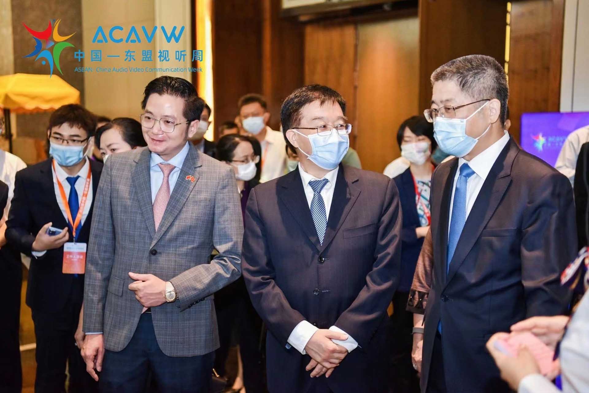 Tổng lãnh sự Đỗ Nam Trung cùng Phó Cục trưởng Cục Phát thanh truyền hình Trung Quốc Lạc Ngọc Thành và Phó Chủ tịch Quảng Tây Miêu Khánh Vượng.