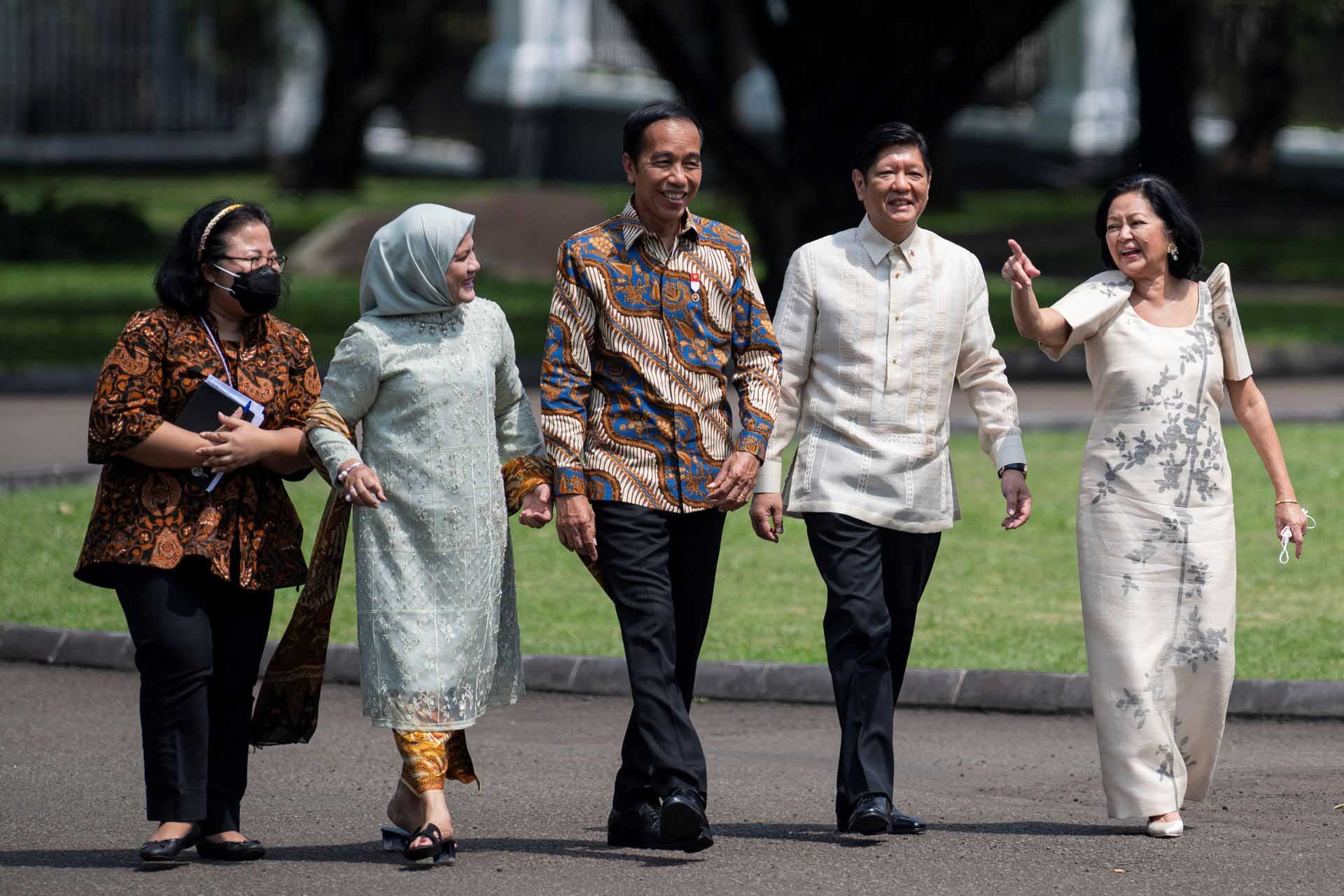 Tổng thống Philippines Ferdinand Marcos Jr., người đồng cấp Indonesia Joko Widodo cùng phu nhân tại Bogor, ngày 5/9. (Nguồn: Antara)