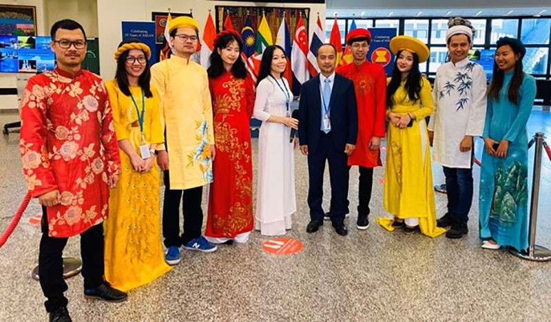 Đại sứ Việt Nam, Nguyễn Trung Kiên cùng các sinh viên Việt Nam tại Áo trình diễn  áo dài chụp ảnh lưu niệm.