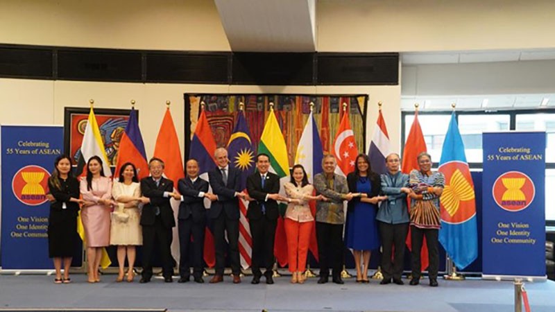 Đại sứ các nước ASEAN/Trưởng các phái đoàn thường trực của  Ủy ban ASEAN tại Vienna chụp ảnh lưu niệm cùng ông Jean-Luc  Lemahieu, Giám đốc Ban phân tích Chính sách và Các vấn đề công của UNODC  (thay mặt cho Tổng Giám đốc UNOV).