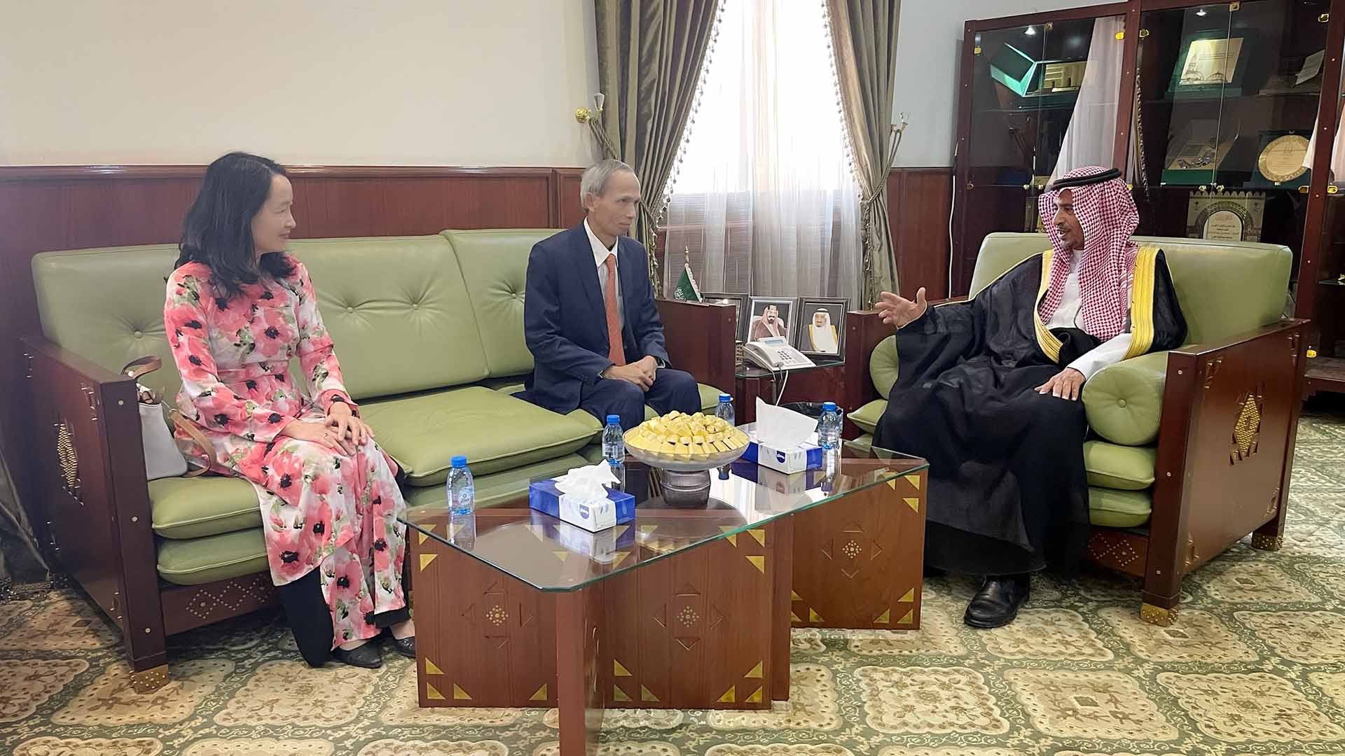 Đại sứ Đặng Xuân Dũng gặp Thống đốc Al Kharj