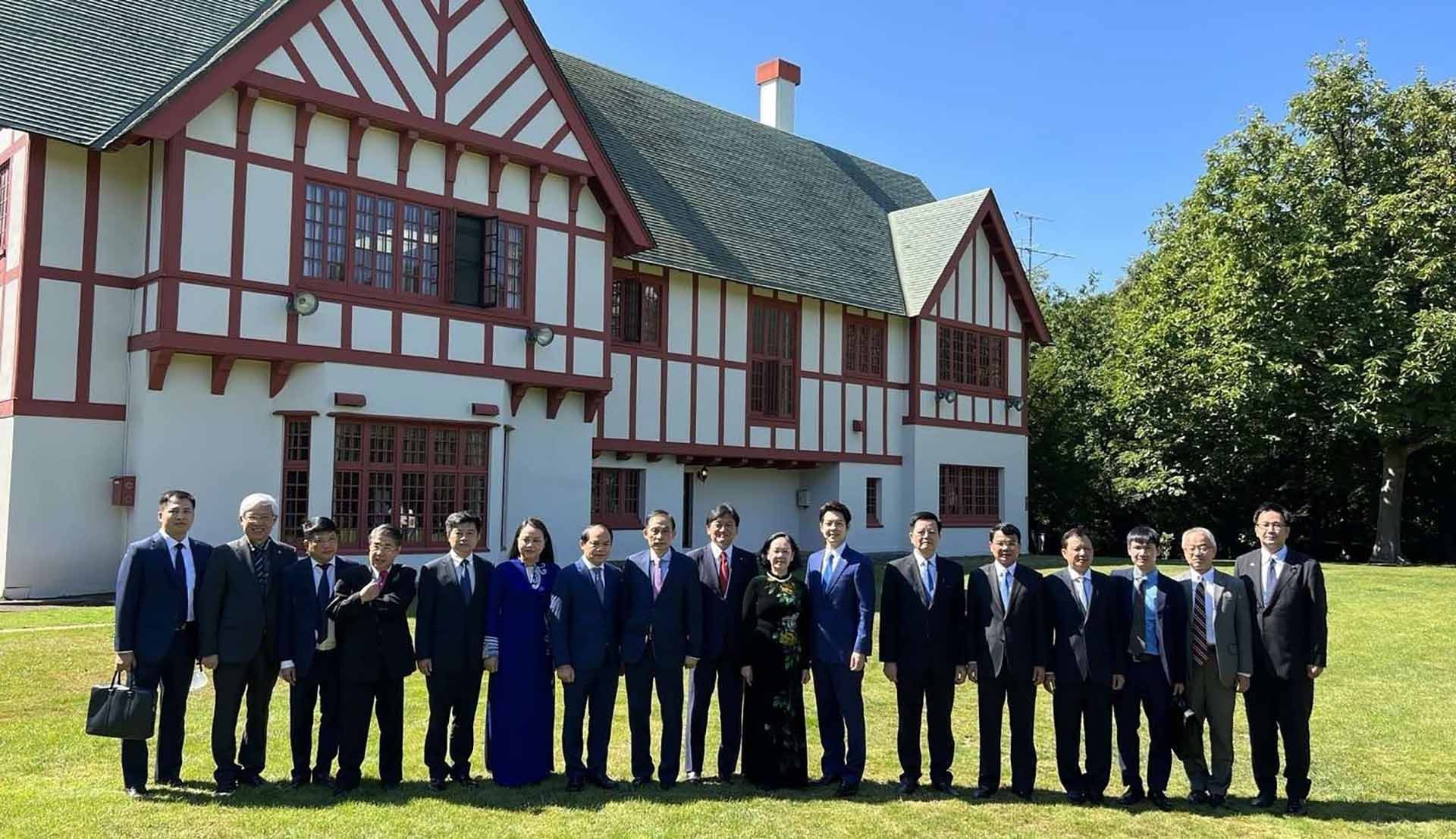 Đồng chí Trương Thị Mai và các đại biểu chụp ảnh lưu niệm trong cuộc gặp Thống đốc tỉnh Hokkaido. (Nguồn: TTXVN)