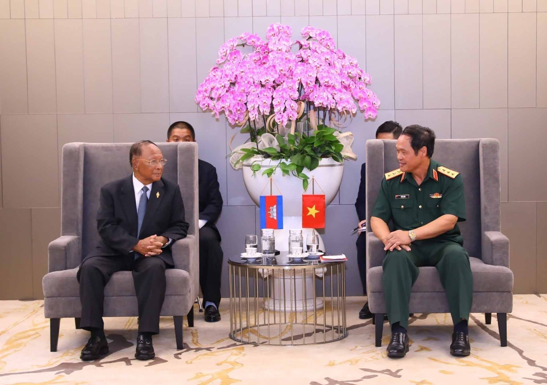Chủ tịch Quốc hội Campuchia Samdech Heng Samrin và Thượng tướng Vũ Hải Sản, Thứ trưởng Bộ Quốc phòng. (Nguồn: TTXVN)