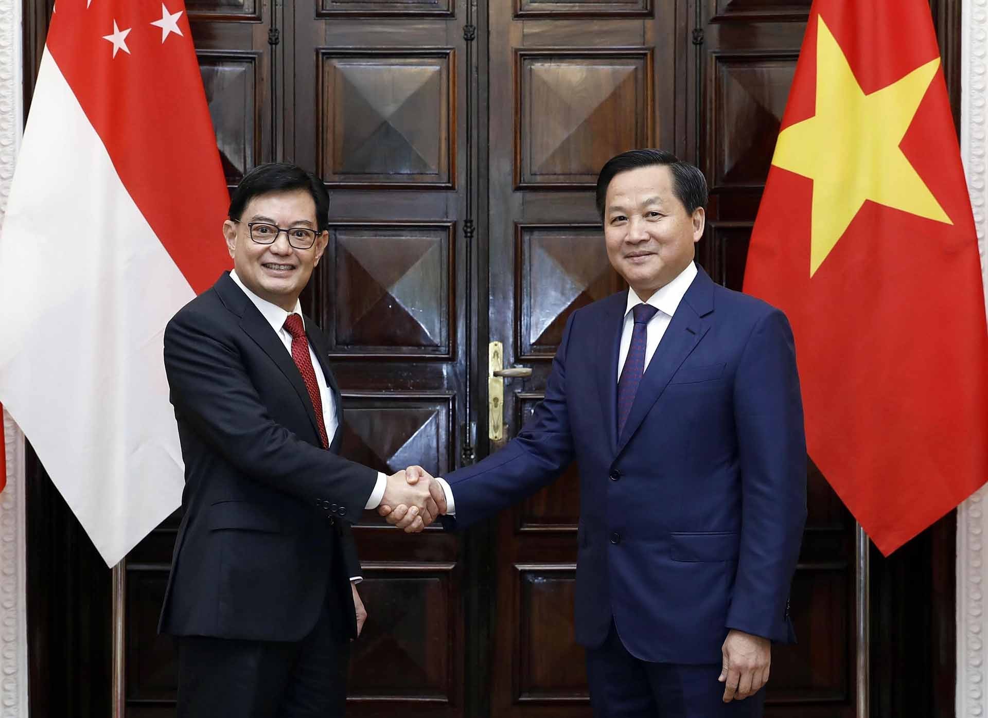 Phó Thủ tướng Lê Minh Khái đón Phó Thủ tướng, Bộ trưởng Điều phối Chính sách kinh tế Singapore Heng Swee Keat. (Nguồn: TTXVN)