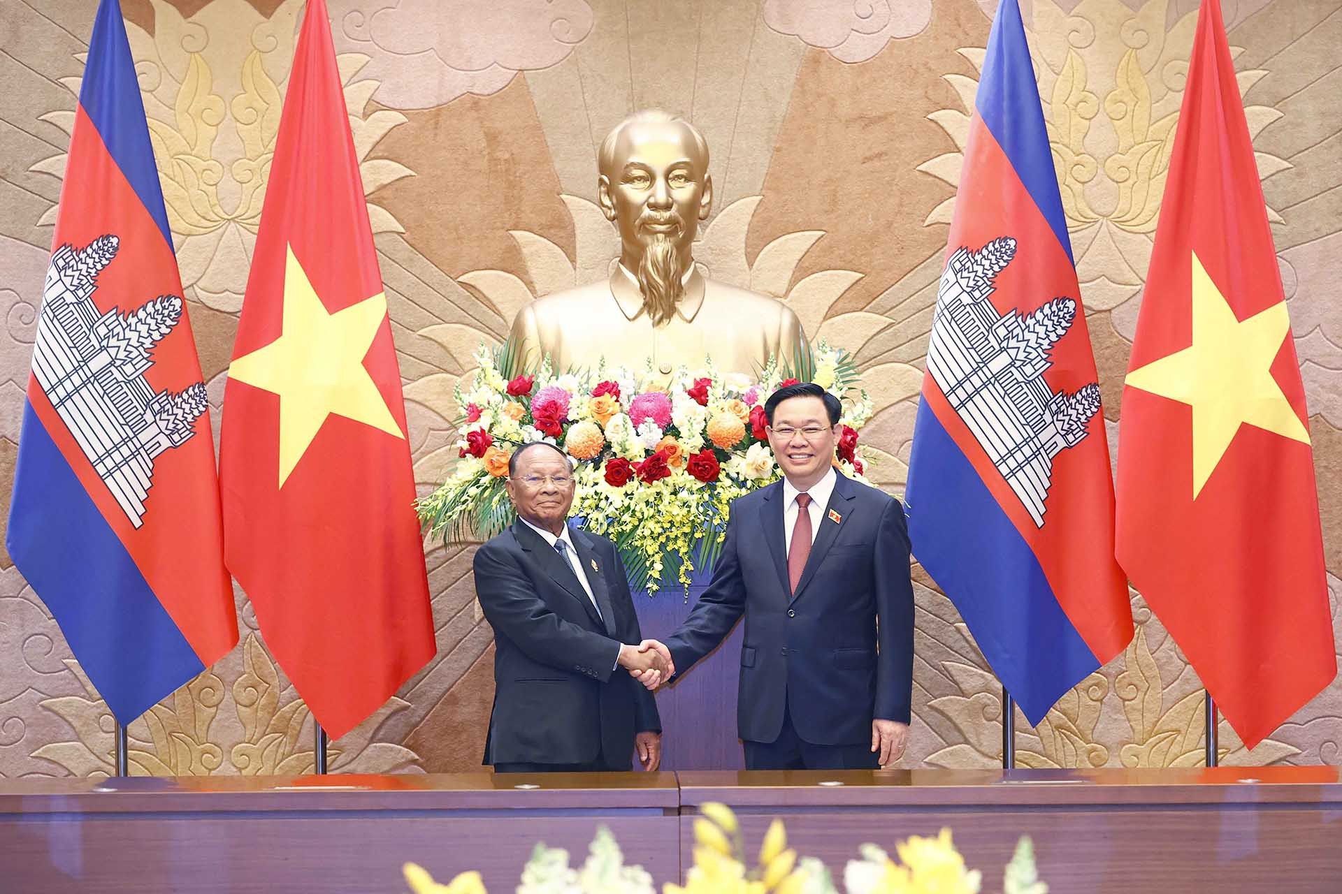 Chủ tịch Quốc hội Vương Đình Huệ và Chủ tịch Quốc hội Vương quốc Campuchia Samdech Heng Samrin chụp ảnh chung. (Nguồn: TTXVN)