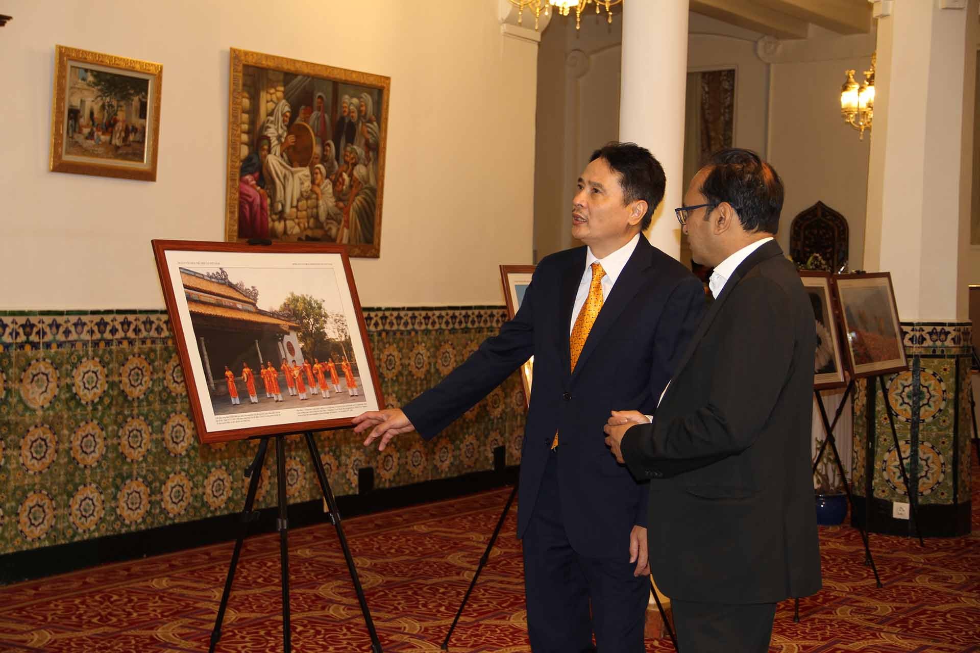 Đại sứ Nguyễn Thành Vinh giới thiệu ảnh phong cảnh Việt Nam đến các khách mời.