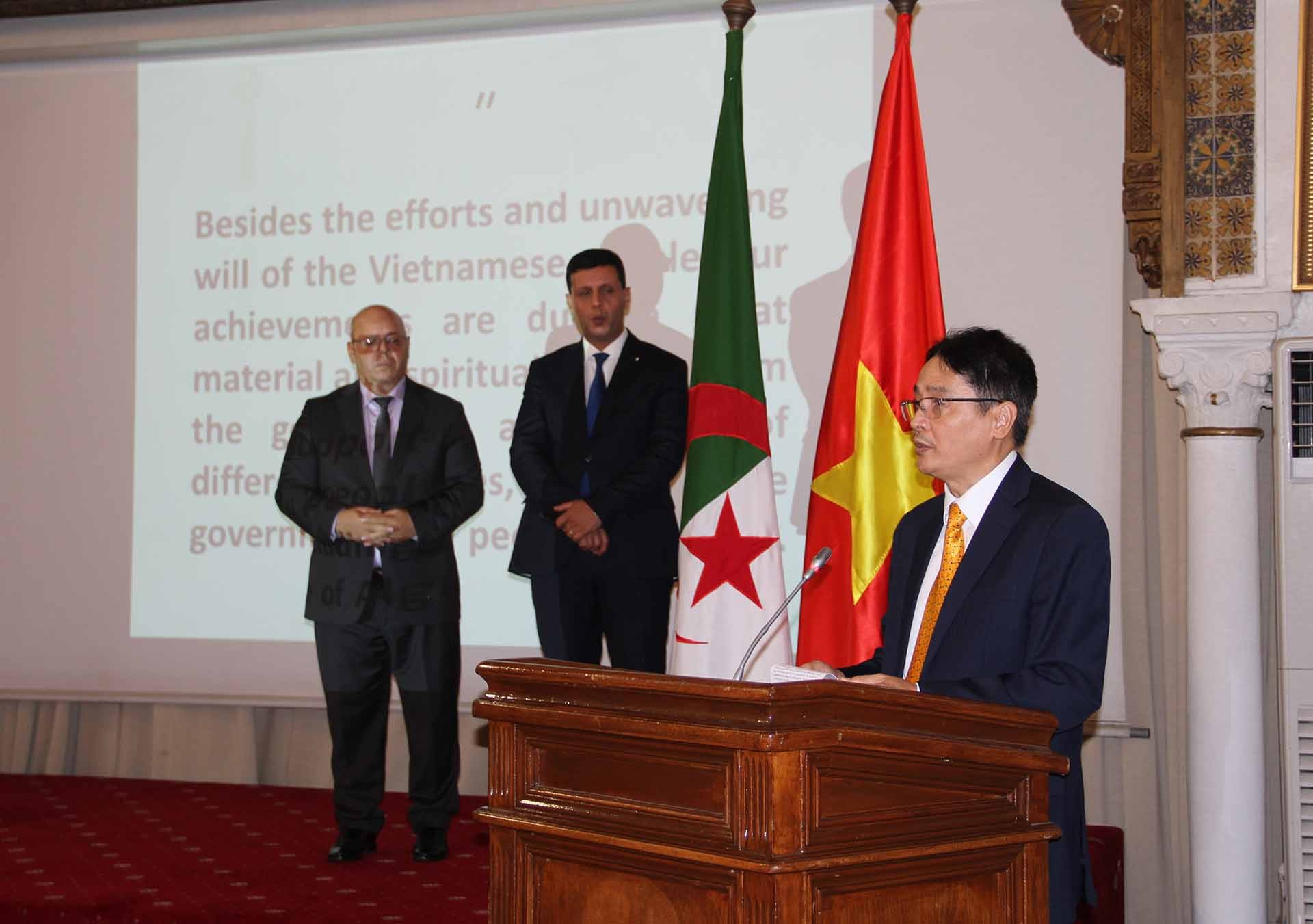 Đại sứ Việt Nam tại Algeria Nguyễn Thành Vinh phát biểu tại buổi lễ.