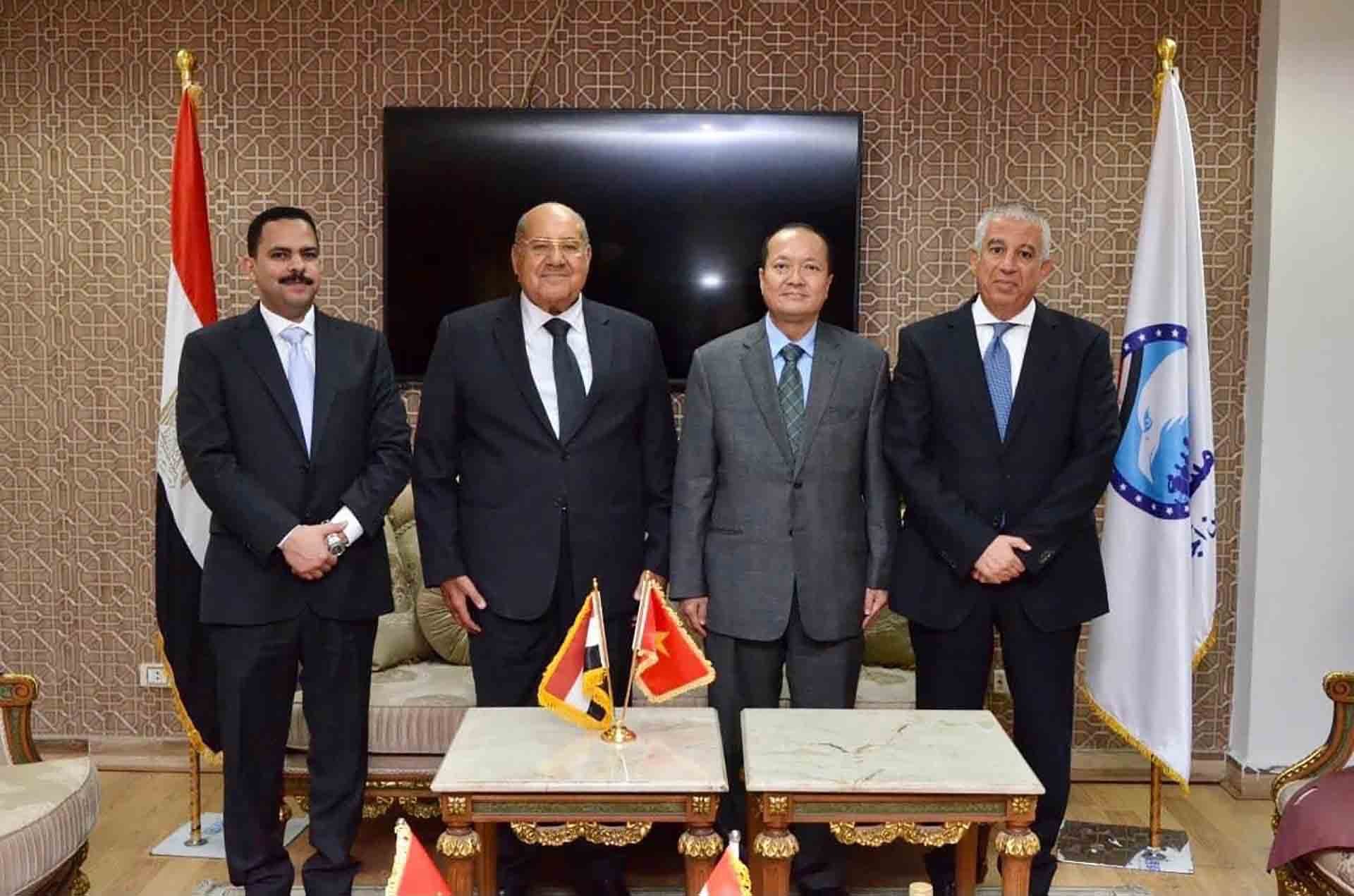 Đại sứ Nguyễn Huy Dũng chào xã giao ông Abdel Wahab Abdel Razek Chủ tịch Thượng viện Ai Cập, Chủ tịch Đảng Mustaqbal Watan.