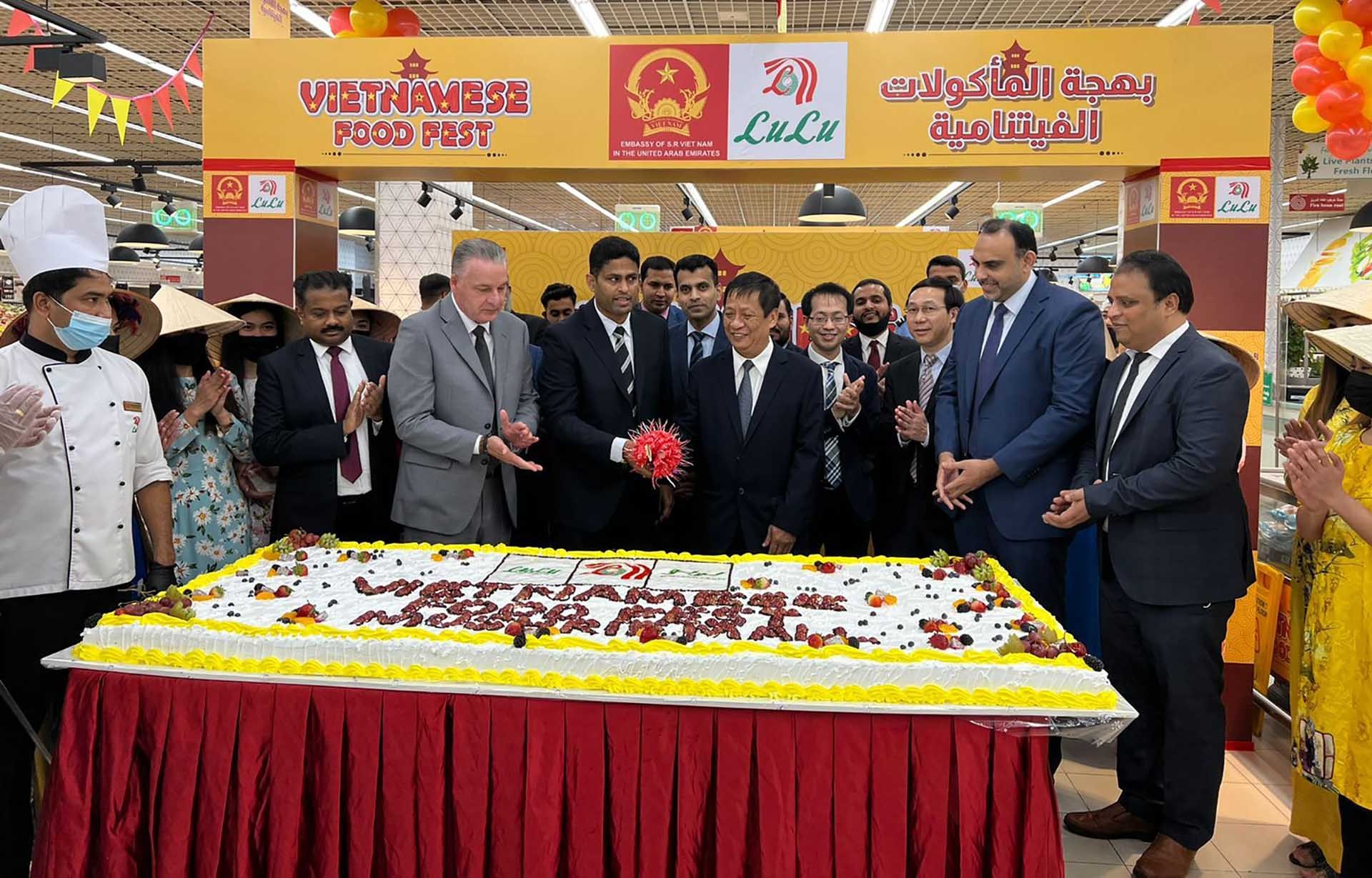 Đại sứ Nguyễn Mạnh Tuấn và các đại biểu khai mạc Lễ hội quảng bá nông sản và thực phẩm Việt Nam tại hệ thống siêu thị Lulu.