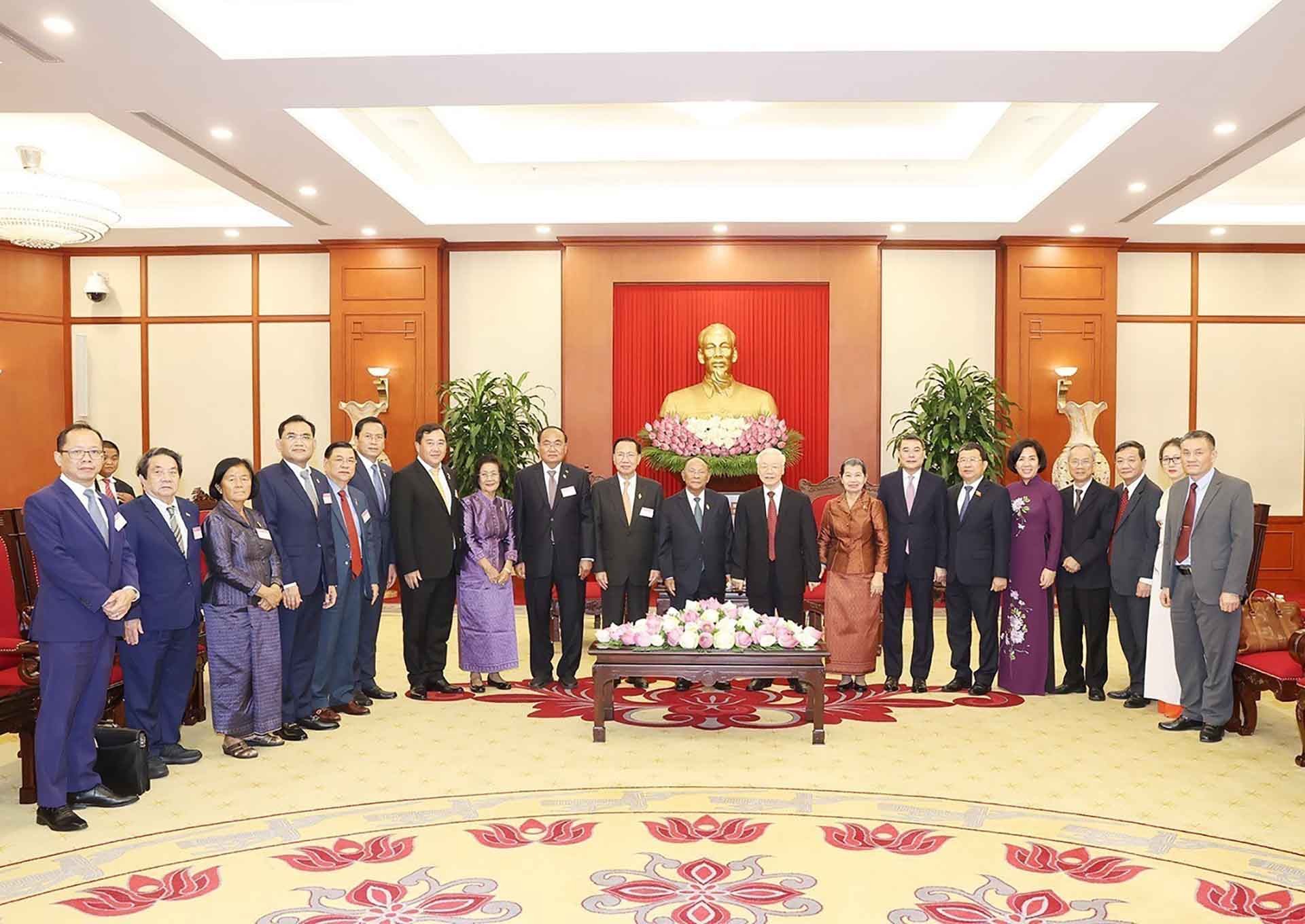 Tổng Bí thư Nguyễn Phú Trọng và Chủ tịch Danh dự Đảng Nhân dân Campuchia, Chủ tịch Quốc hội Campuchia Samdech Heng Samrin chụp ảnh chung với các đại biểu. (Nguồn: TTXVN)