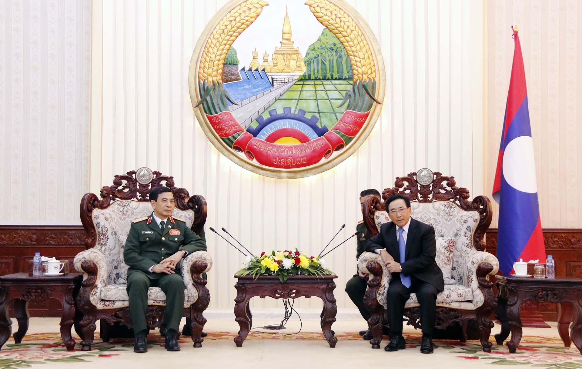 Thủ tướng Lào Phankham Viphavanh tiếp Bộ trưởng Quốc phòng Phan Văn Giang và Đoàn đến chào xã giao. (Nguồn: TTXVN)