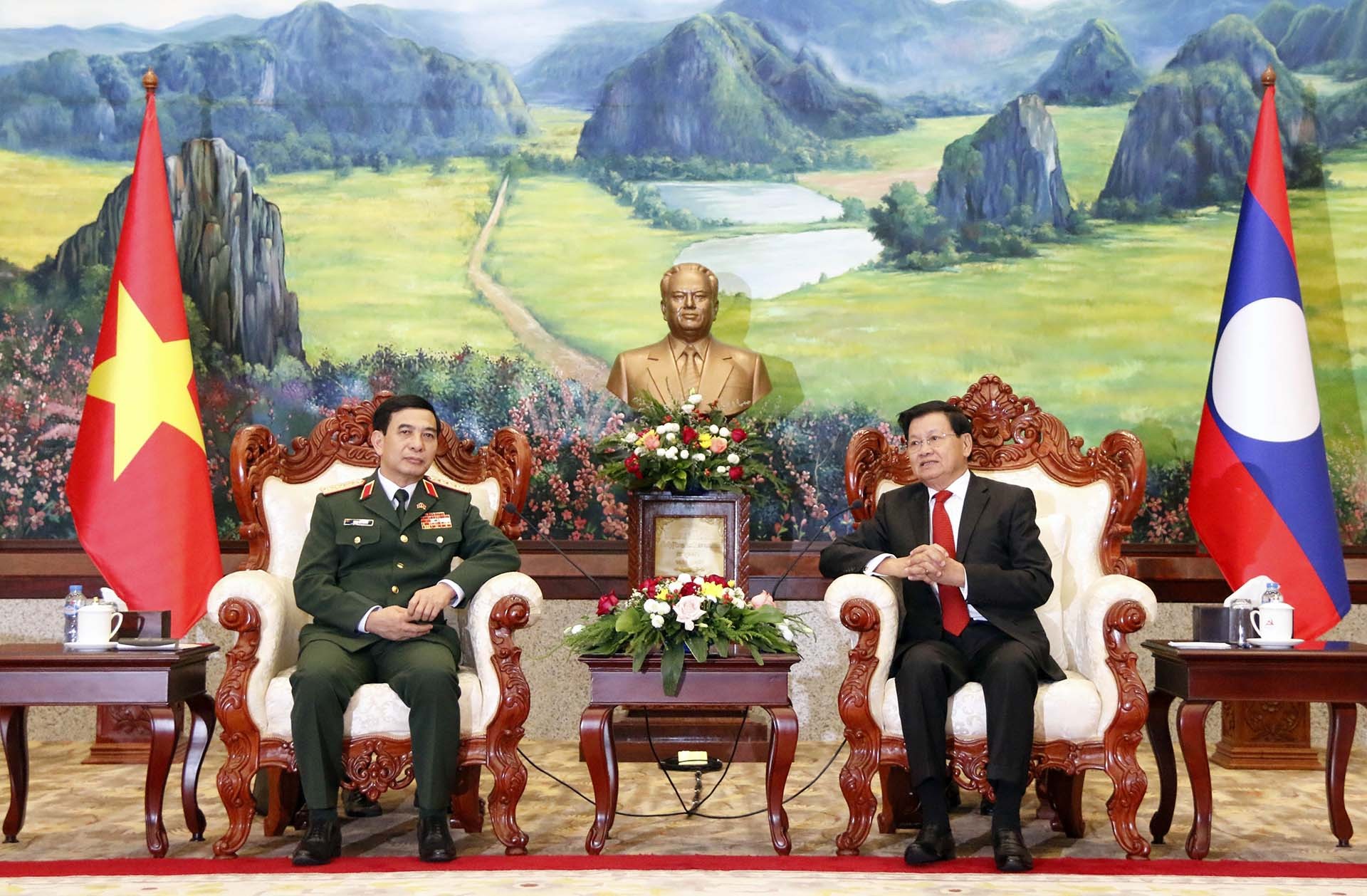 Tổng Bí thư, Chủ tịch nước Lào Thongloun Sisoulith tiếp Bộ trưởng Quốc phòng Phan Văn Giang và Đoàn đến chào xã giao. (Nguồn: TTXVN)
