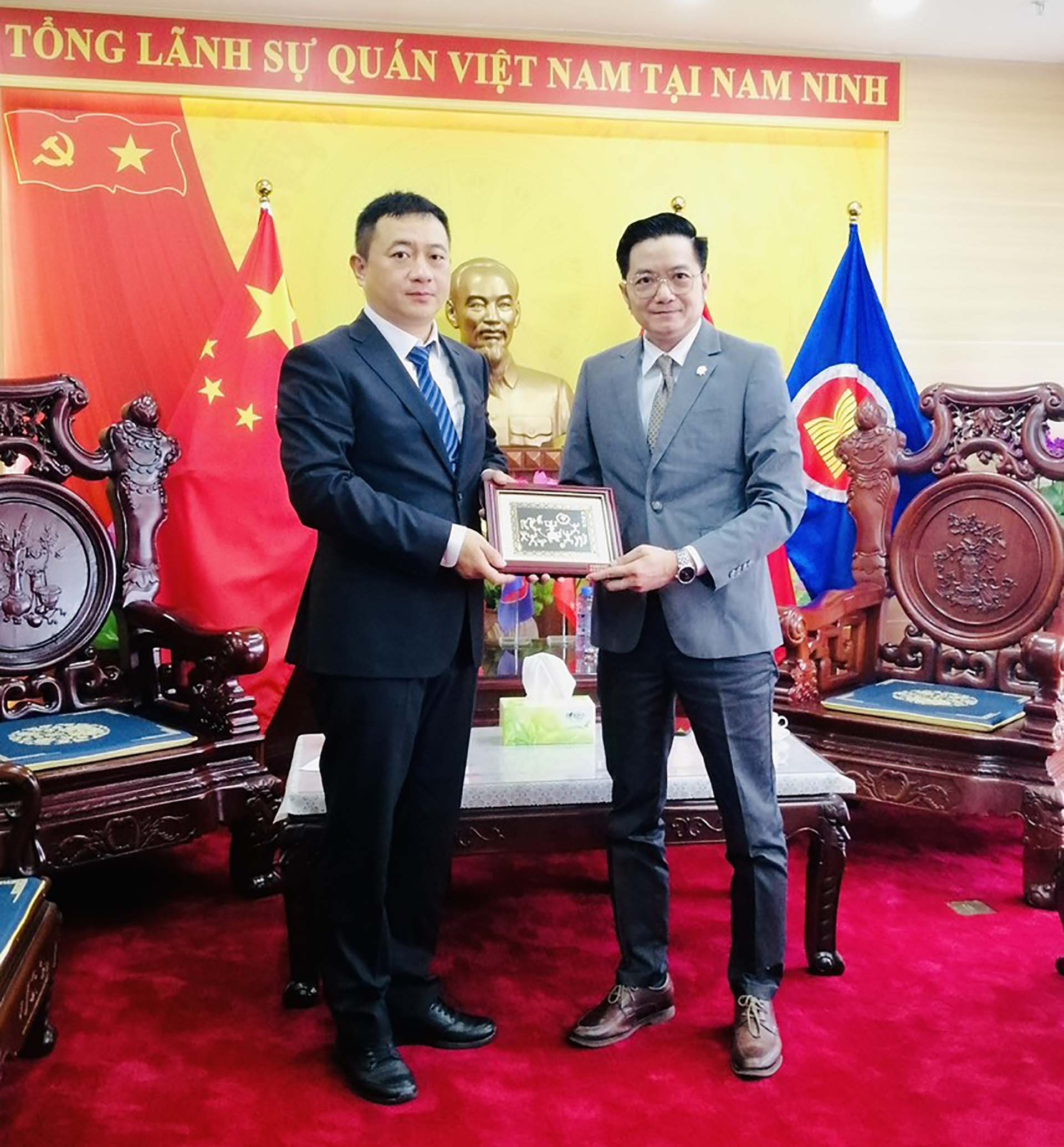 Tổng lãnh sự Việt Nam tại Nam Ninh Đỗ Nam Trung tiếp và làm việc với ông Chân Kiến Vĩ, Thường vụ Thành ủy, Phó Thị trưởng thành phố Sùng Tả, Quảng Tây.