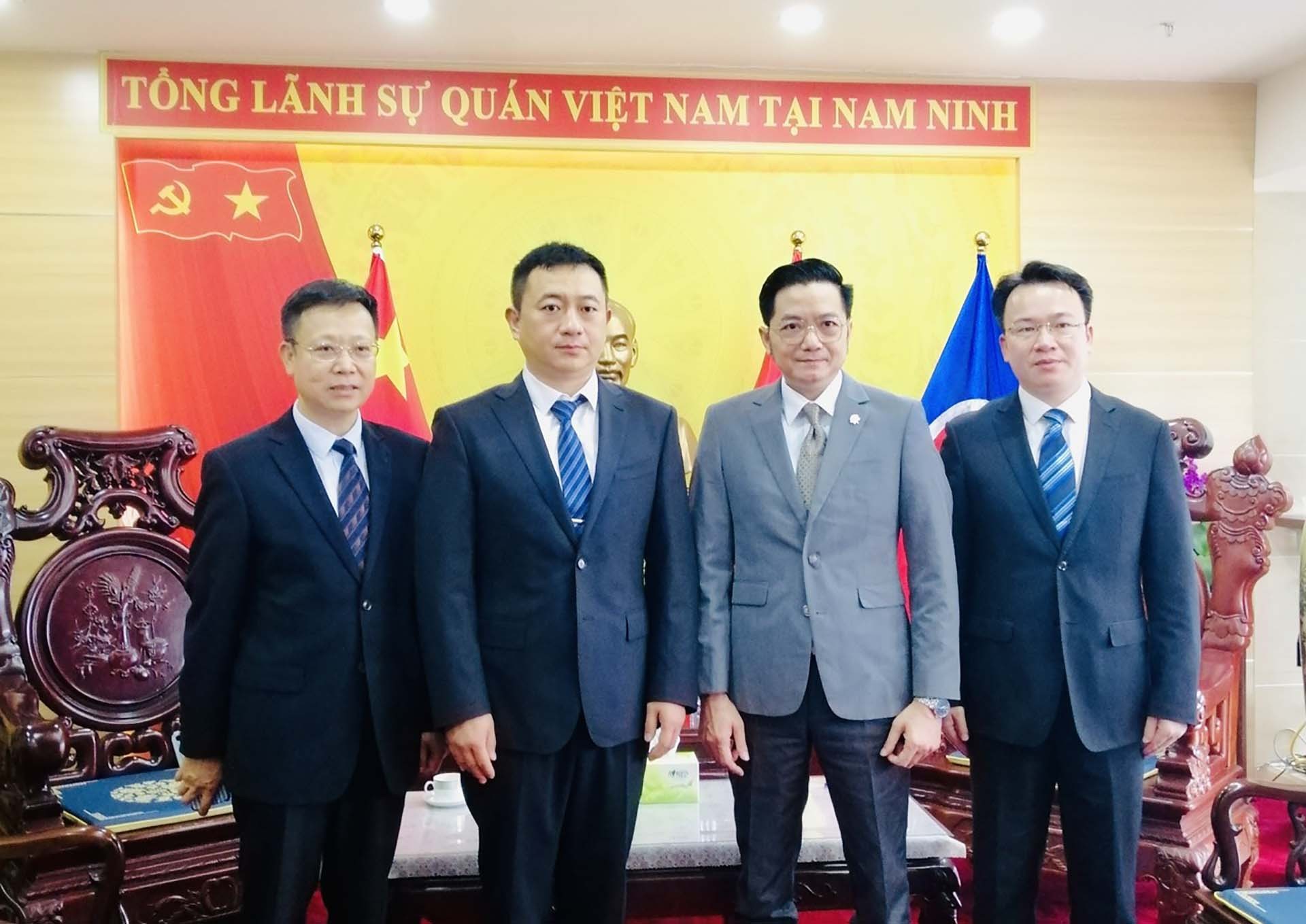 Tổng lãnh sự Việt Nam tại Nam Ninh Đỗ Nam Trung tiếp và làm việc với ông Chân Kiến Vĩ, Thường vụ Thành ủy, Phó Thị trưởng thành phố Sùng Tả, Quảng Tây.