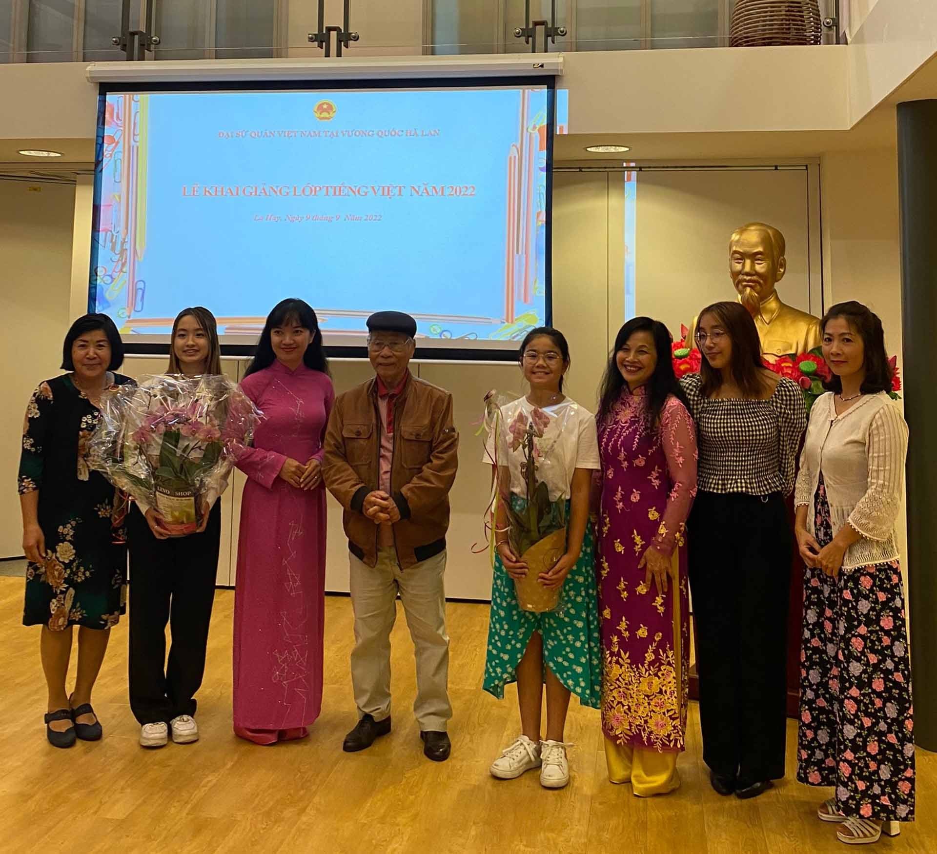 Khai giảng lớp tiếng Việt dành cho con em kiều bào tại Hà Lan