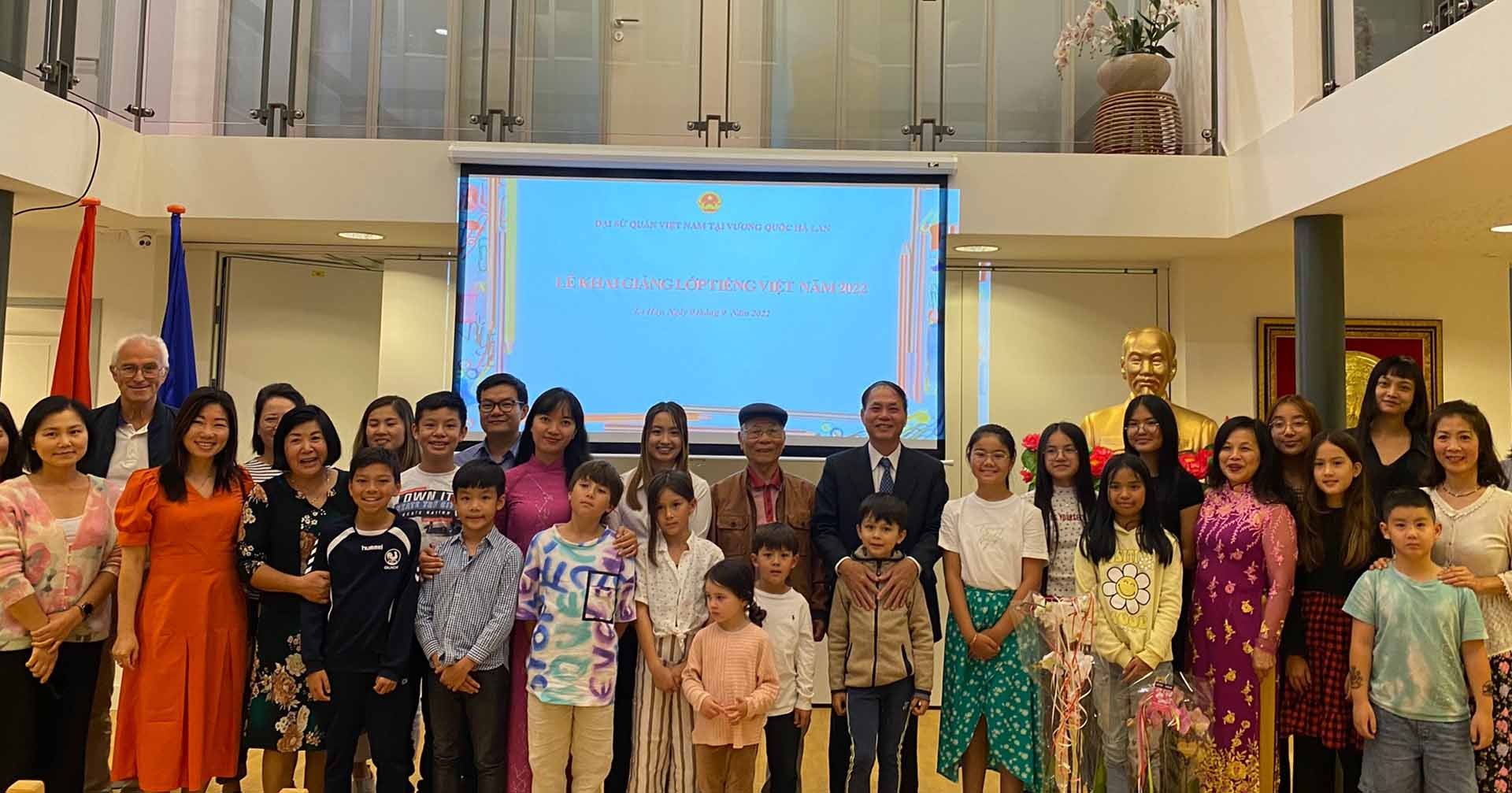 Khai giảng lớp tiếng Việt dành cho con em kiều bào tại Hà Lan