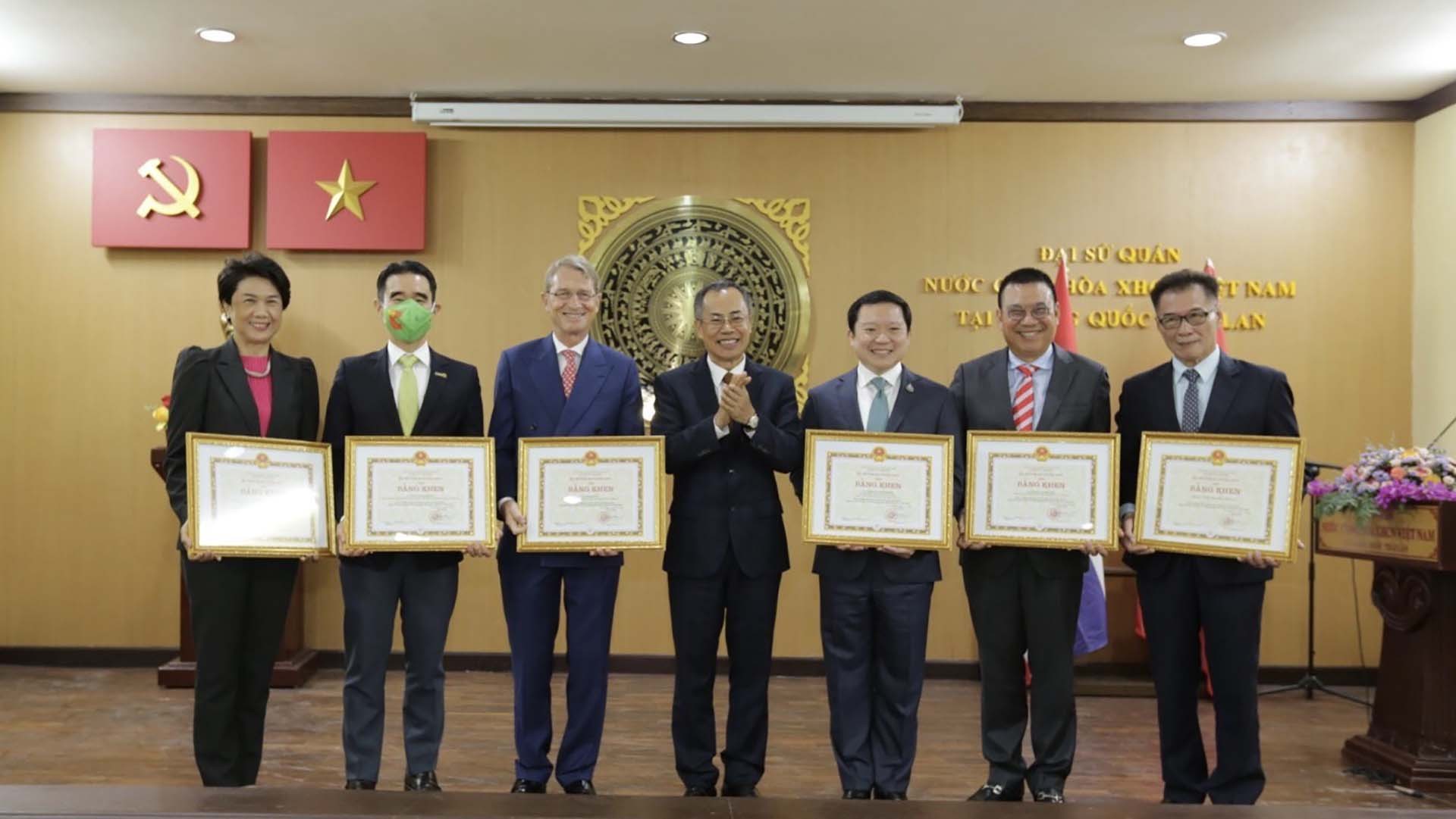 Đại sứ Phan Chí Thành cùng đại diện các tổ chức và doanh nghiệp Thái Lan nhận bằng khen của Bộ trưởng Ngoại giao Việt Nam. 
