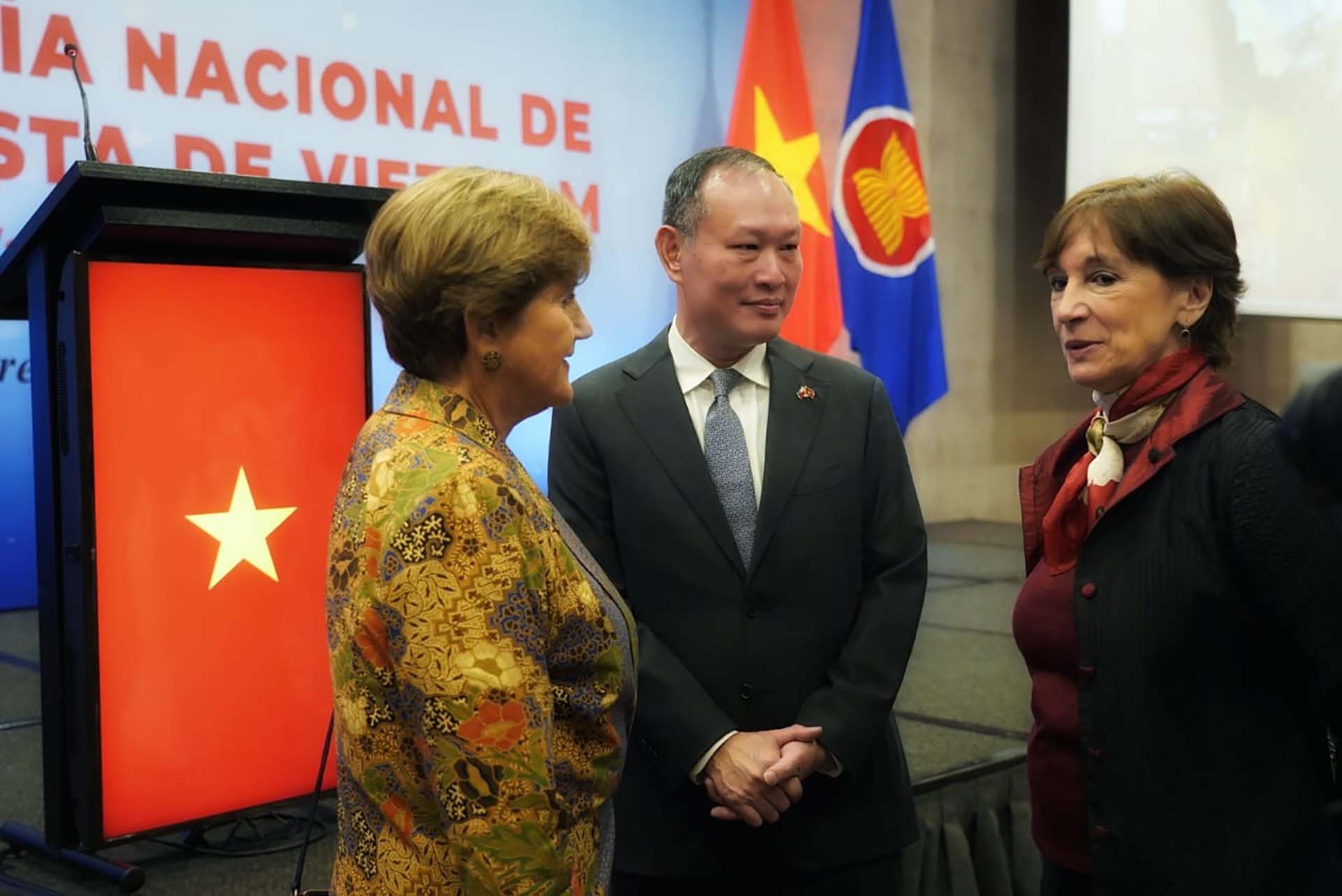 Đại sứ Phạm Trường Gaing trao đổi với cháu của cố Tổng thống Allende bà Denise Pascal Allende và Vụ trưởng Đối ngoại Hạ viện bà Jacqueline Peillard.