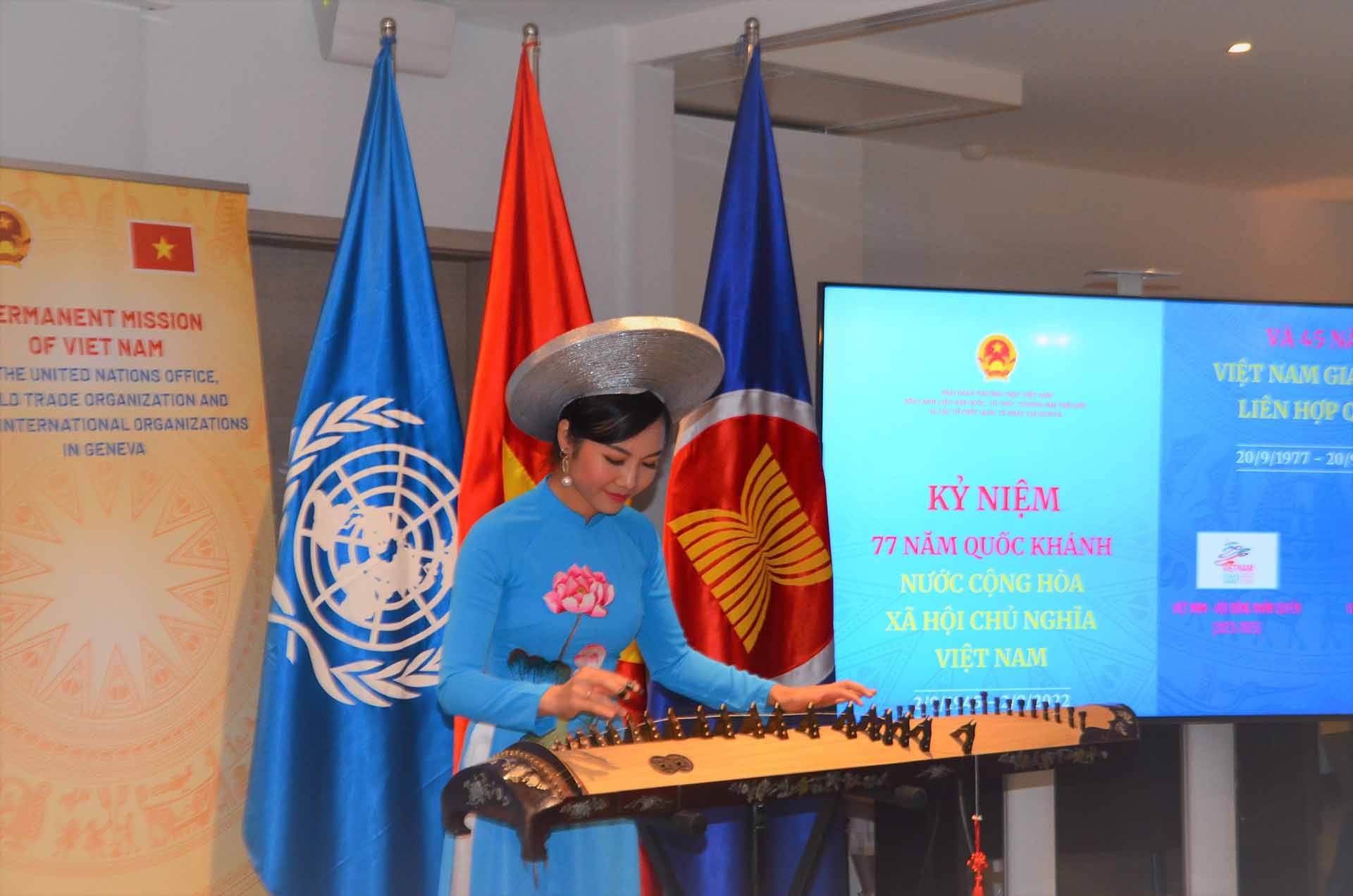 Đại diện Cộng đồng người Việt tại Geneva trình diễn đàn tranh, đàn T’rưng, với các nhạc khúc Việt Nam tại Lễ kỷ niệm, ngày 14/9/2022 (Nguồn: TTXVN)