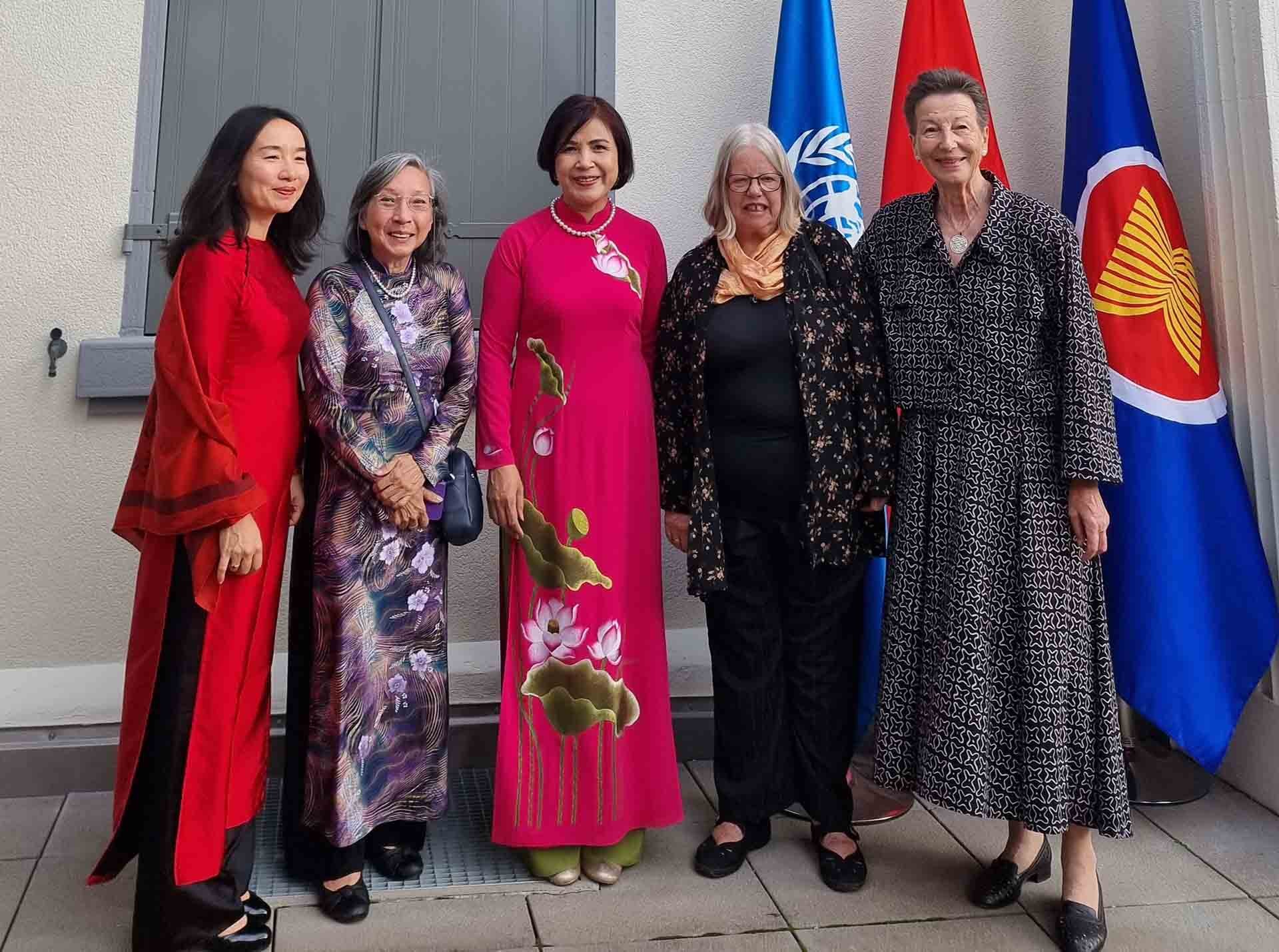 Đại sứ Lê Thị Tuyết Mai chào đón Chủ tịch Hội Hữu nghị Thụy Sỹ - Việt Nam (bà Anjuska Weil, thứ 2 từ phải sang) và một số thành viên sáng lập của Hội đến dự Lễ kỷ niệm. (Nguồn: TTXVN)