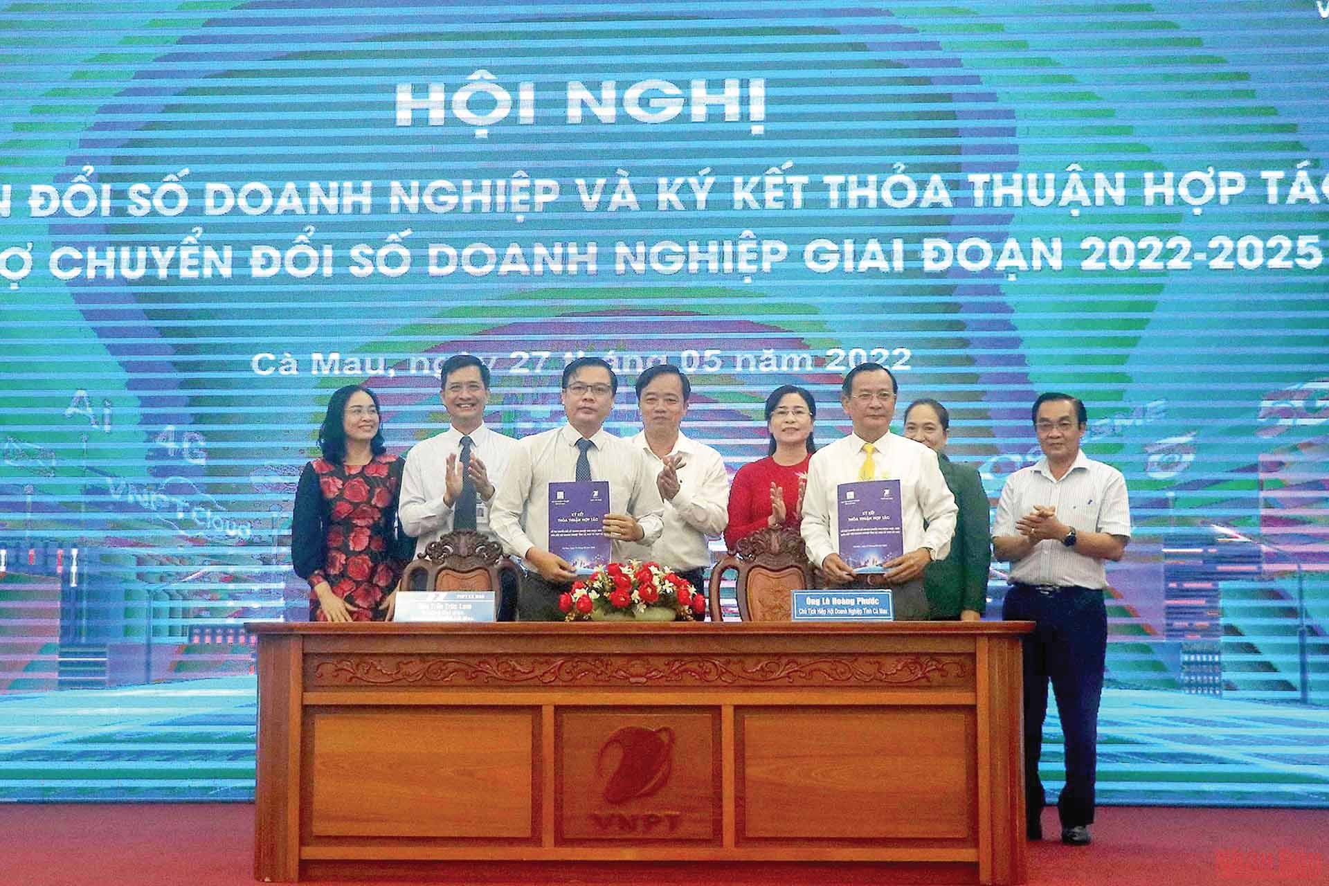Phó Bí thư Tỉnh ủy, Chủ tịch UBND tỉnh Huỳnh Quốc Việt dự Lễ ký kết thỏa thuận hợp tác hỗ trợ chuyển đổi số doanh nghiệp giai đoạn 2022 -2025.