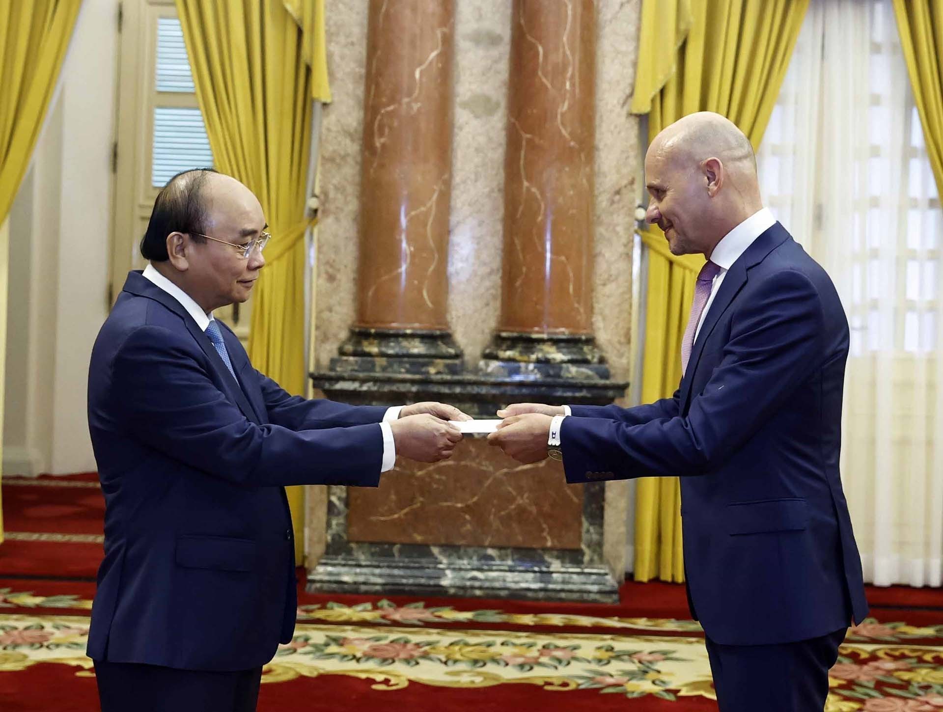 Chủ tịch nước Nguyễn Xuân Phúc tiếp nhận Quốc thư của Đại sứ Hà Lan Kees van Baar. (Nguồn: TTXVN)
