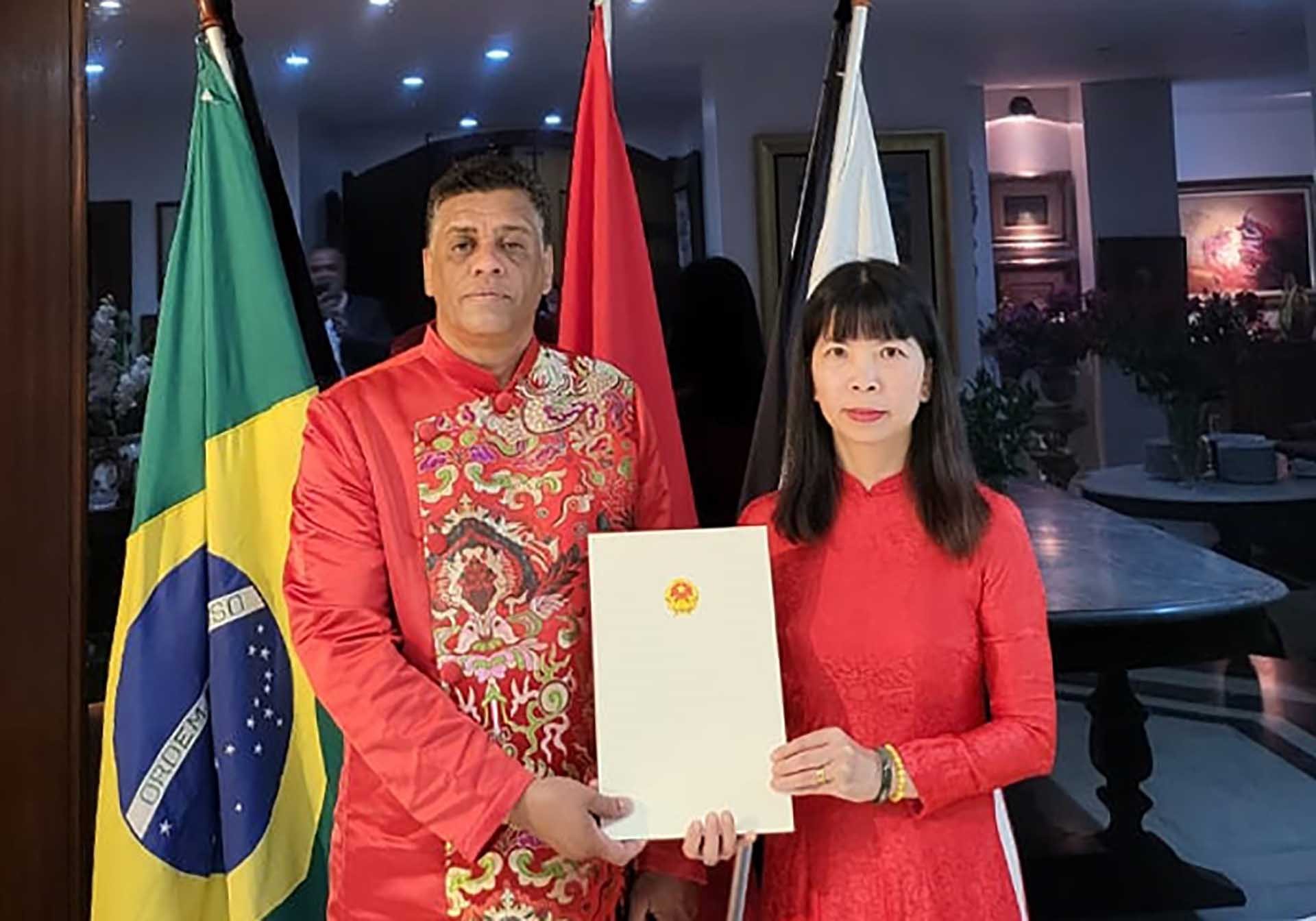 Đại sứ Phạm Thị Kim Hoa trao quyết định bổ nhiệm ông João Alexandre làm Lãnh dự Danh dự Việt Nam tại bang Minas Gerais và Espírito Santo. (Nguồn: ĐSQ Việt Nam tại Brazil)