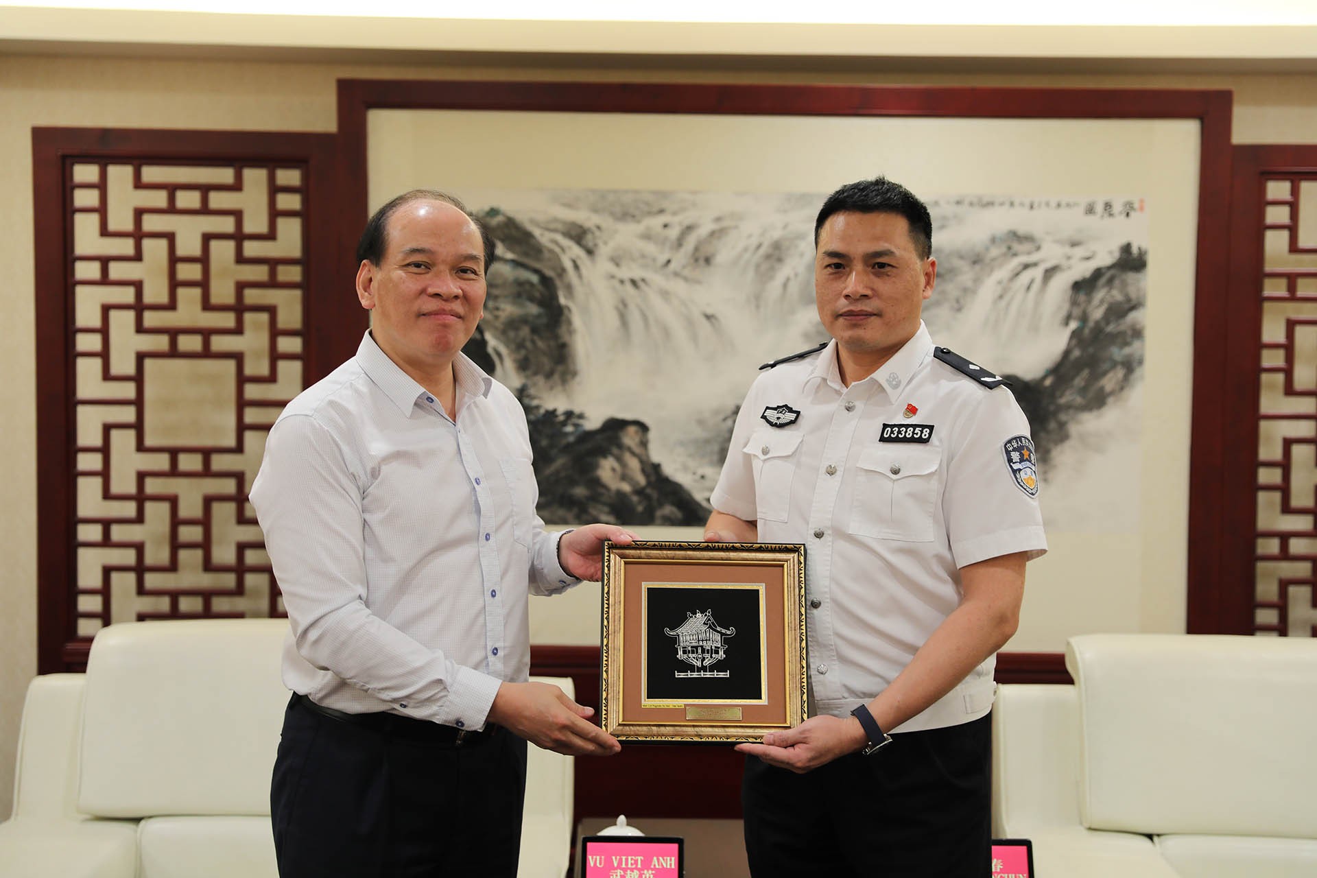 Tổng Lãnh sự Vũ Việt Anh và ông Triệu Diễm Xuân, Cục trưởng Cục Quản lý Xuất nhập cảnh Quảng Châu.