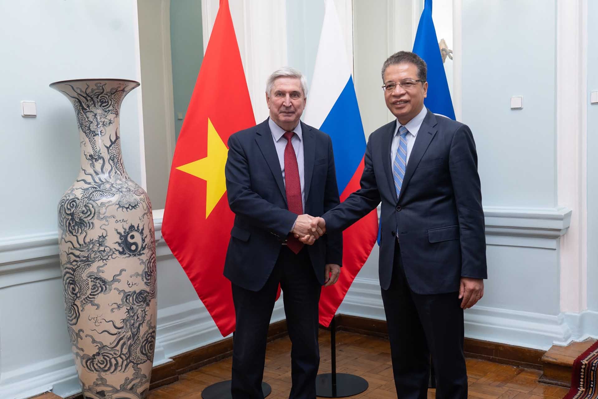 Đại sứ Đặng Minh Khôi và Phó Chủ tịch thứ nhất Hạ viện Nga Ivan Melnikov.
