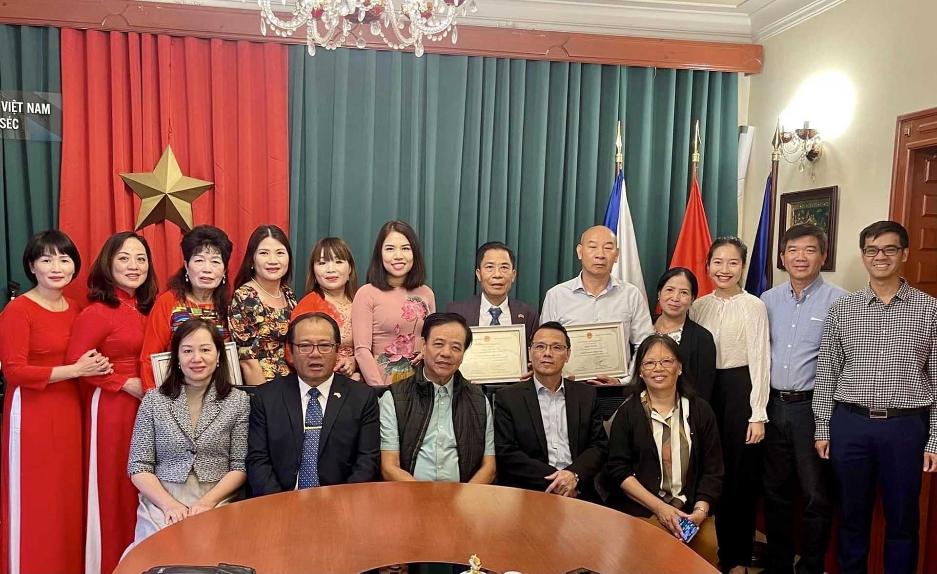 Đại sứ quán Việt Nam trao chứng chỉ cho các giáo viên người Việt tại Czech đã tốt nghiệp Khoá tập huấn tiếng Việt 2021 trực tuyến do Ủy ban người Việt ở nước ngoài tổ chức.