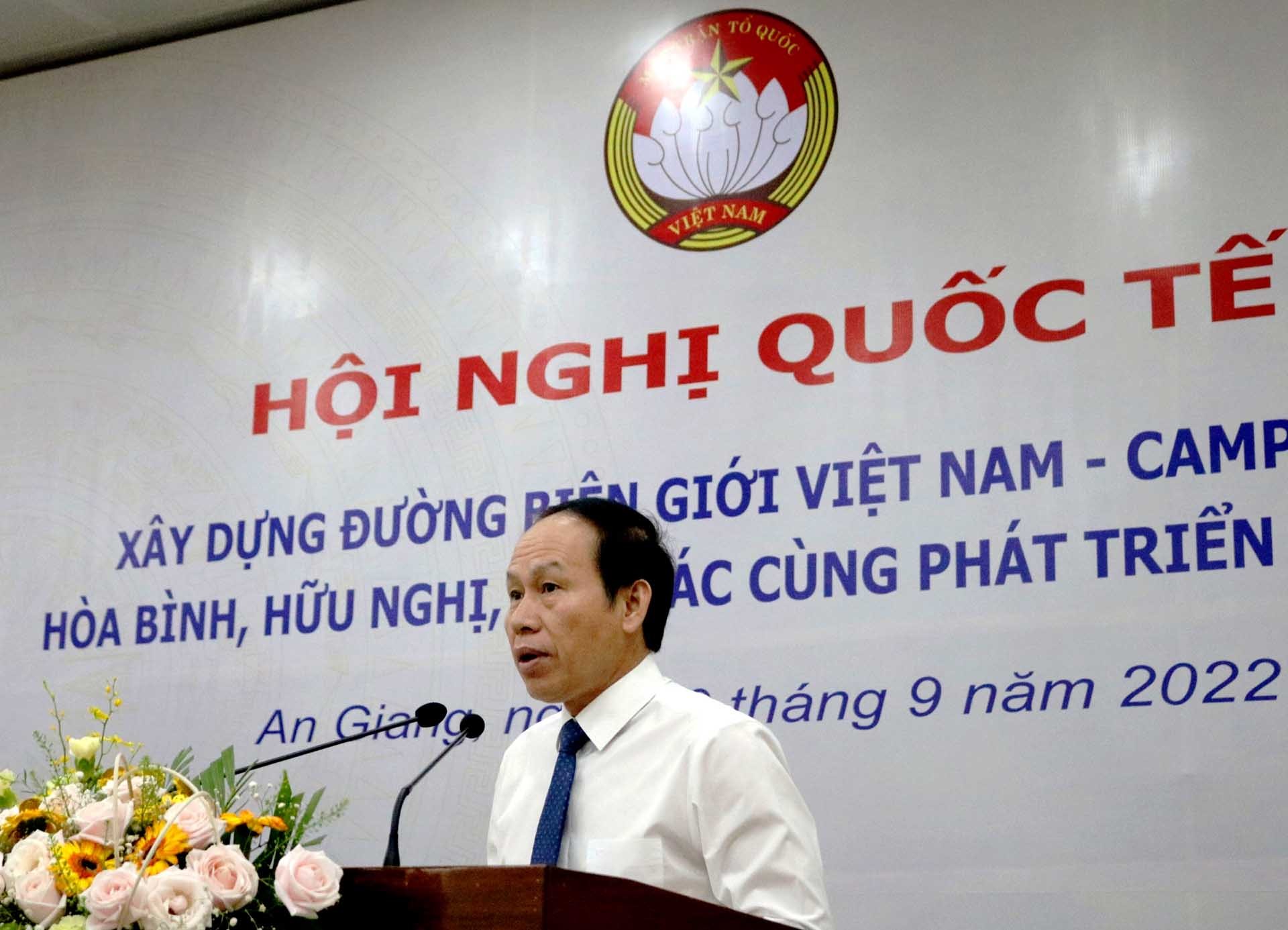 Ông Lê Tiến Châu, Phó Chủ tịch, Tổng thư ký Ủy ban Trung ương Mặt trận Tổ quốc Việt Nam, phát biểu khai mạc hội nghị. (Ảnh: Chiến Khu)