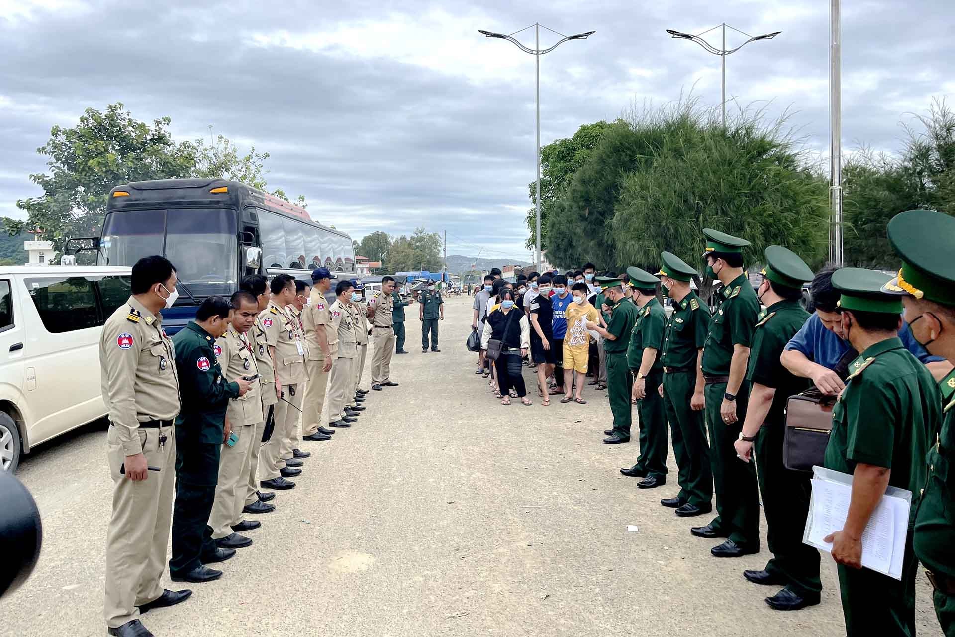 Lực lượng chức năng Việt Nam và Campuchia phối hợp tiếp nhận công dân Việt Nam trở về thông qua Cửa khẩu quốc tế Tịnh Biên, huyện Tịnh Biên, tỉnh An Giang. (Ảnh: Chiến Khu)