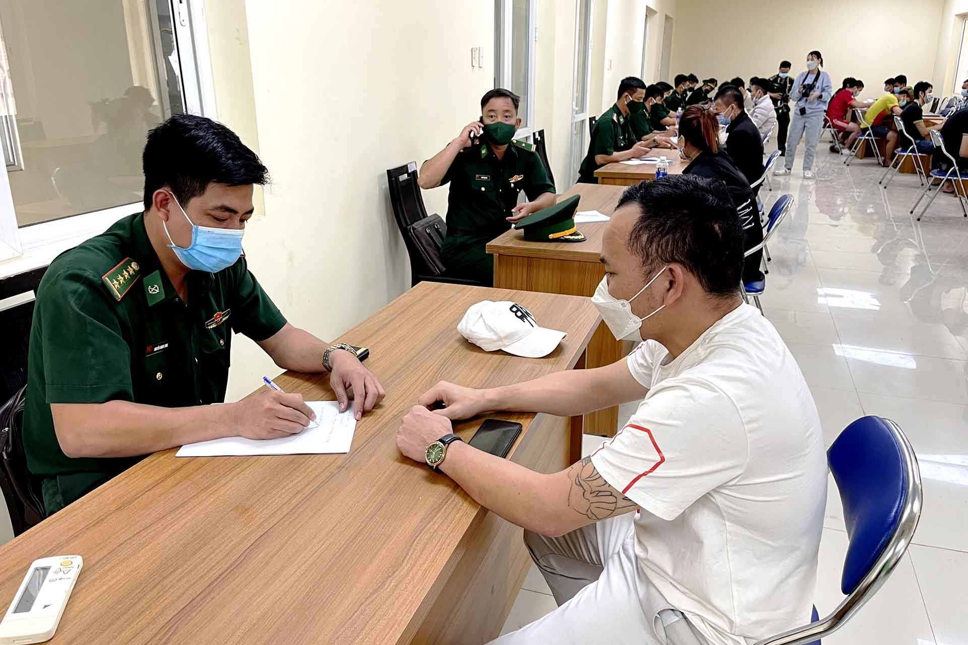 Sau khi tiếp nhận, Bộ đội Biên phòng An Giang phối hợp các lực lượng chức năng tiến hành khai báo y tế và các thủ tục pháp lý, hành chính ban đầu cho 44 công dân. (Ảnh: Chiến Khu)