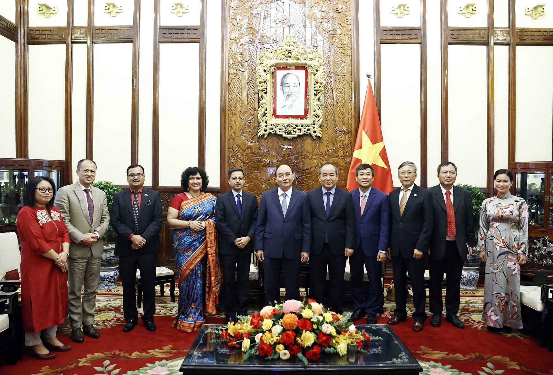Chủ tịch nước Nguyễn Xuân Phúc chụp ảnh chung với Đại sứ Ấn Độ Pranay Verma và các đại biểu. (Nguồn: TTXVN)