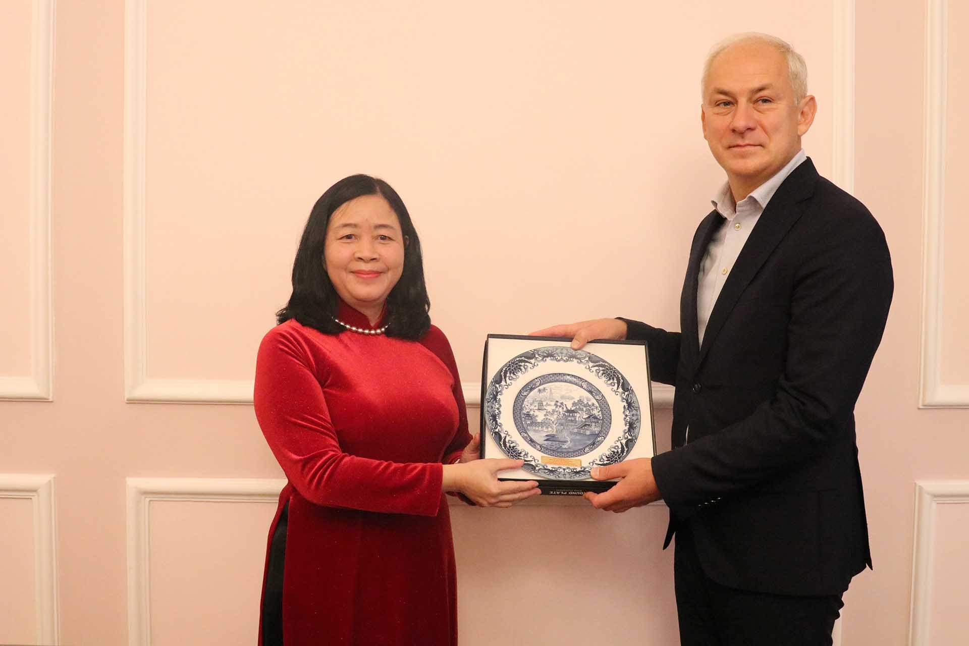 Đồng chí Bùi Thị Minh Hoài tặng quà Nhóm nghị sỹ hữu nghị Ba Lan-Việt Nam(Nguồn: TTXVN)